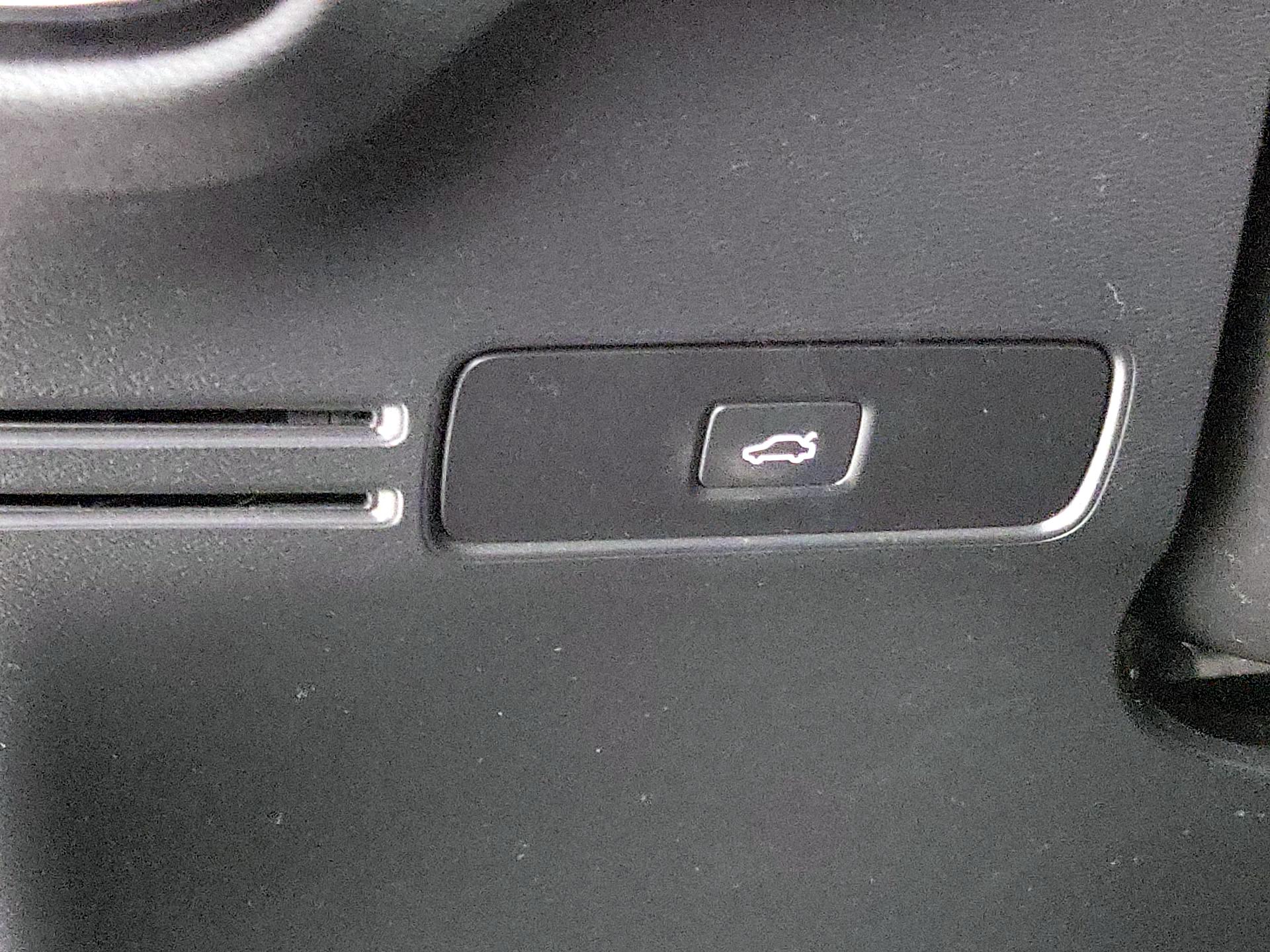 Thumbnail: 2023 Volvo XC40 - 13
