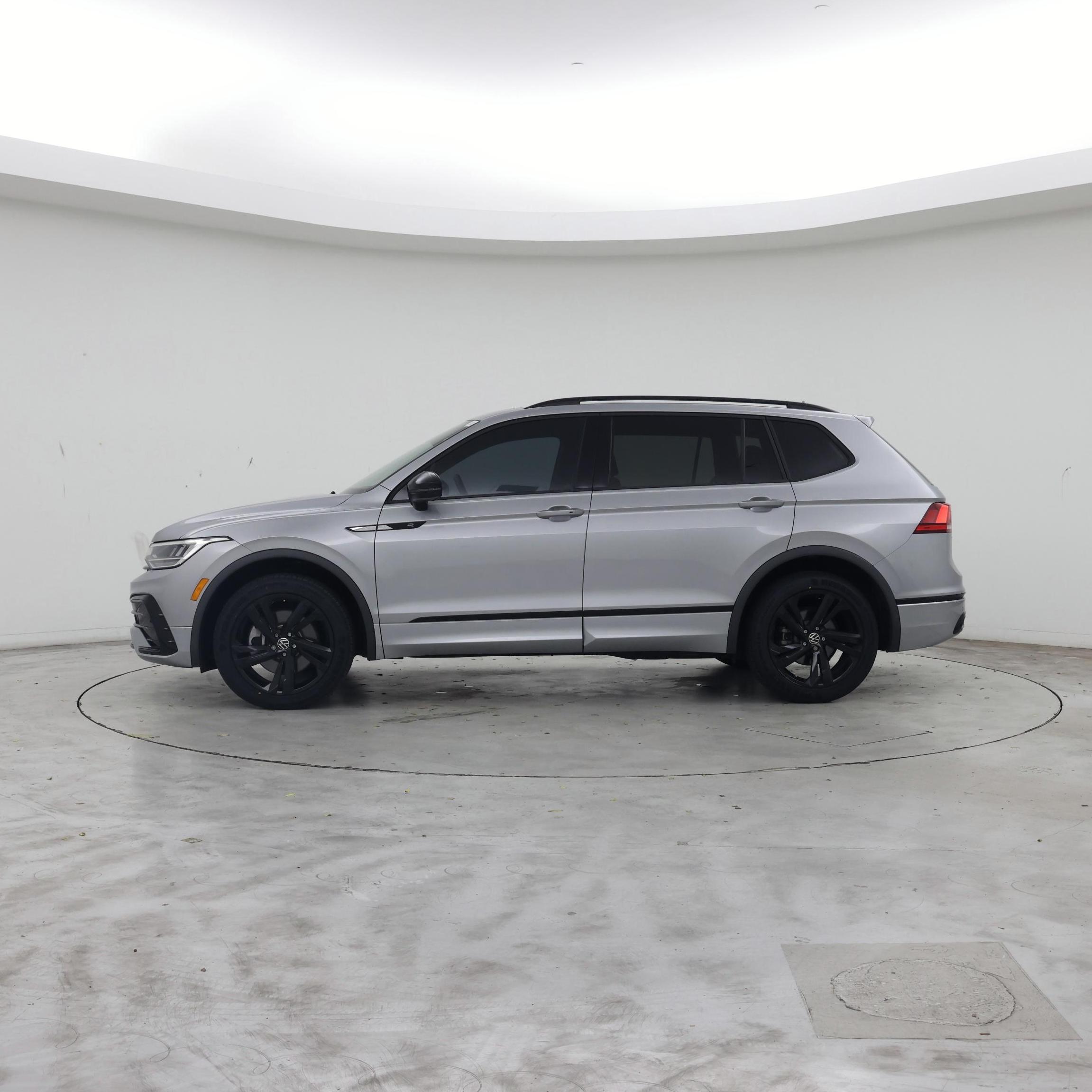Thumbnail: 2023 Volkswagen Tiguan - 3