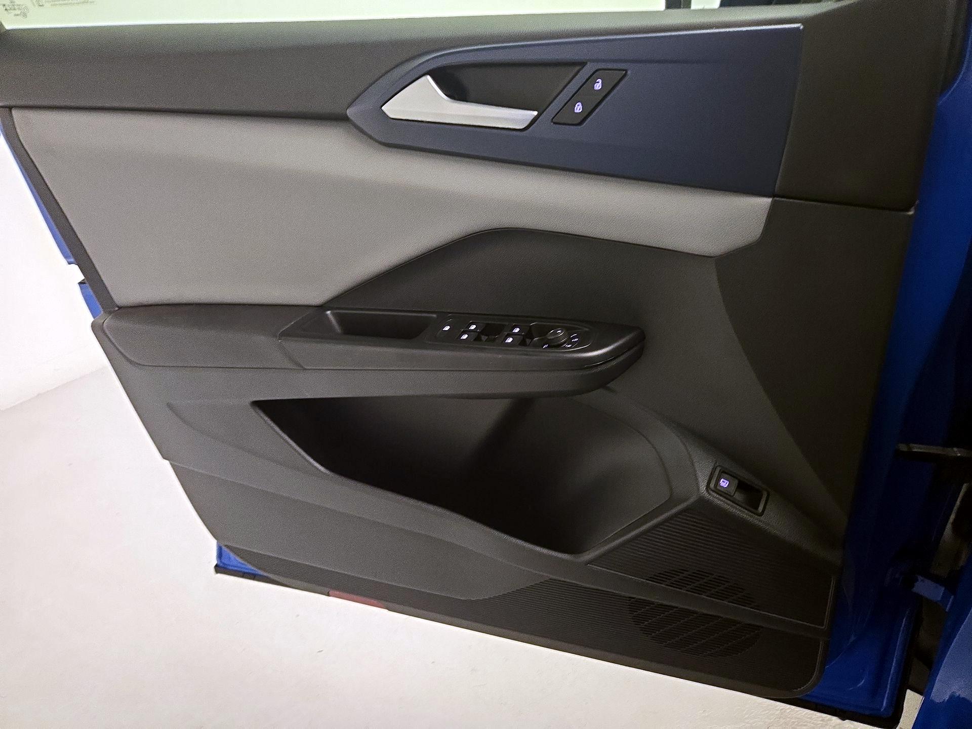 Thumbnail: 2023 Volkswagen Taos - 10