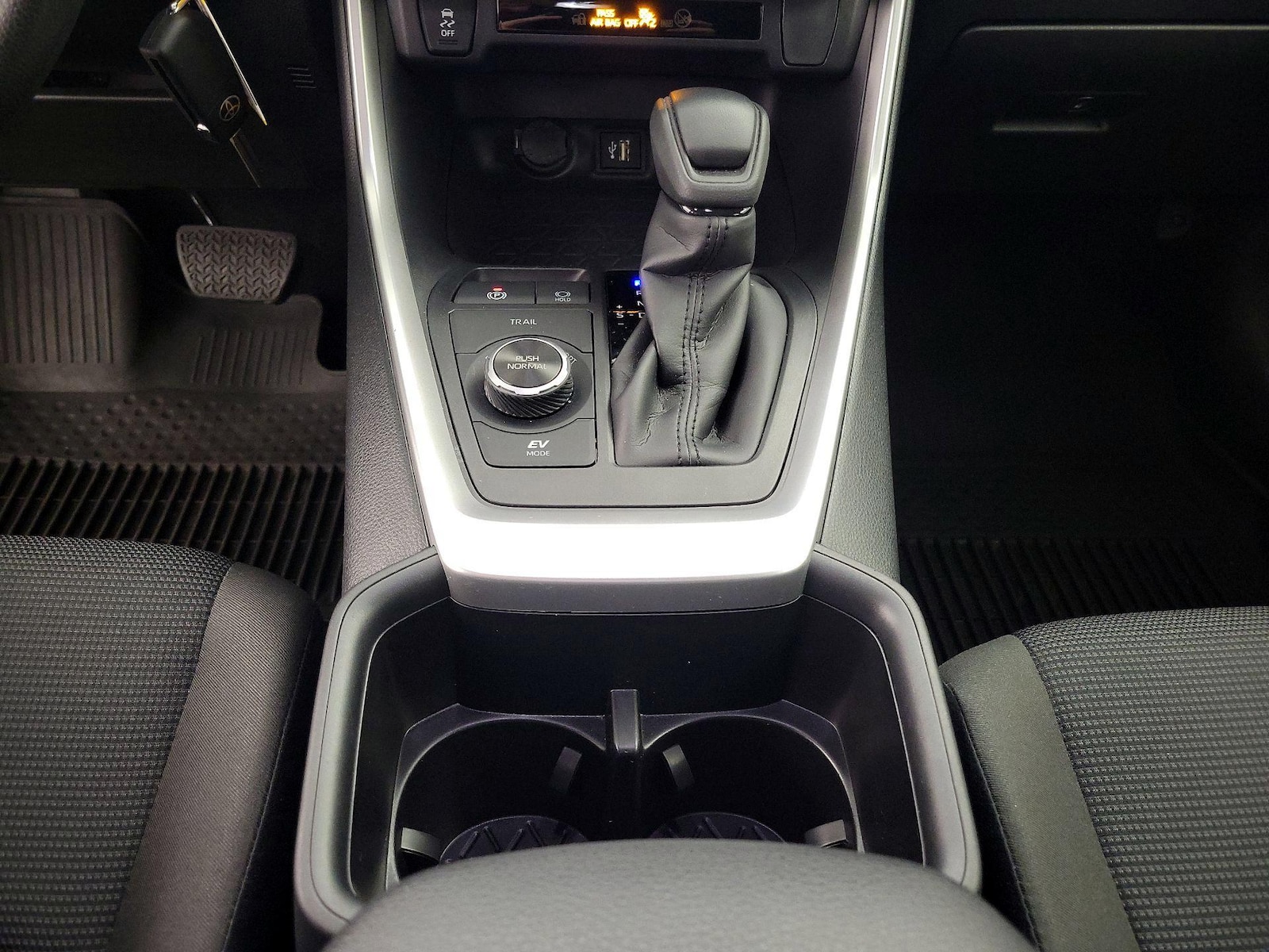 2025 Toyota RAV4 LE - Photo 18