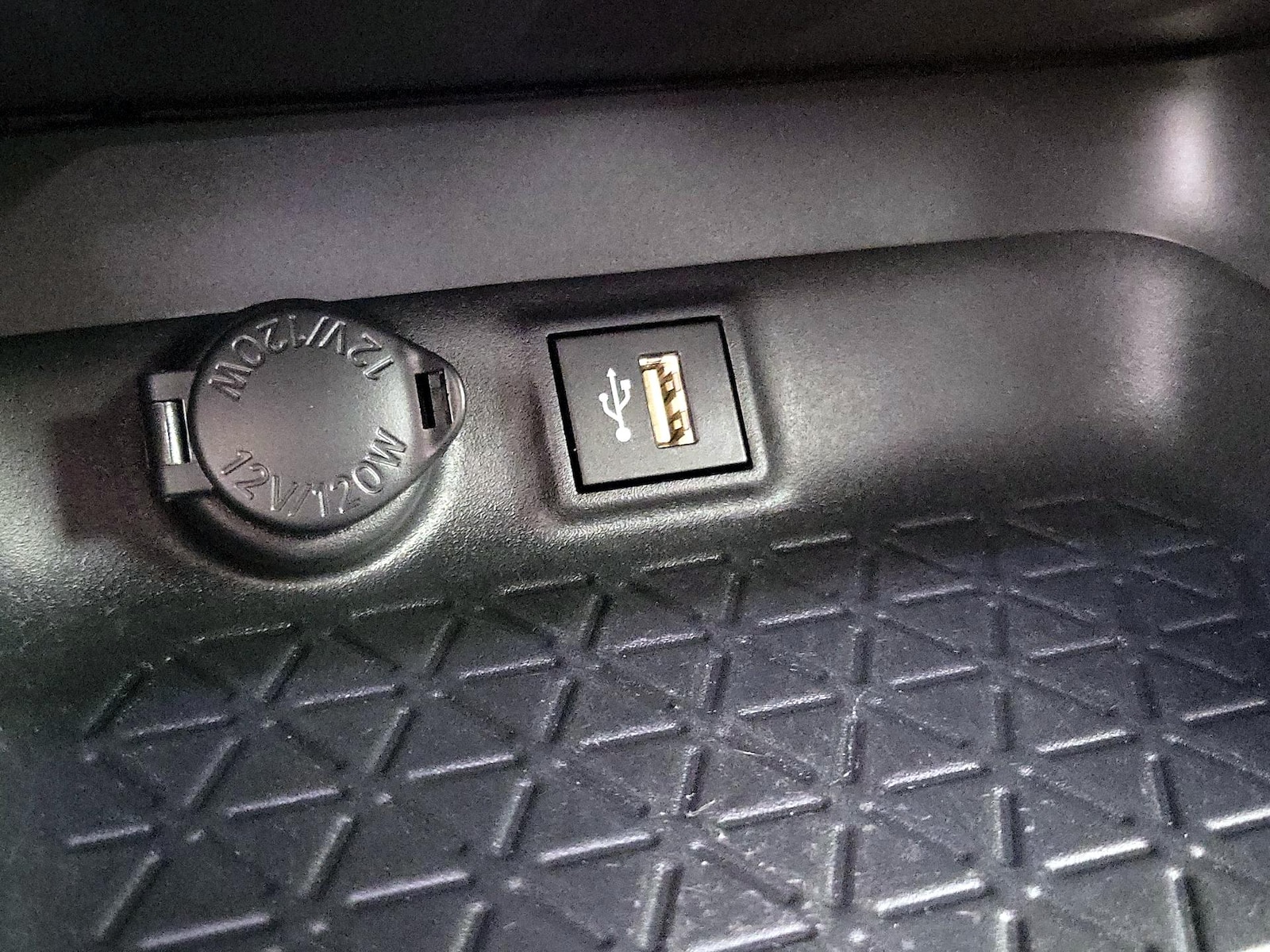 2025 Toyota RAV4 LE - Photo 19