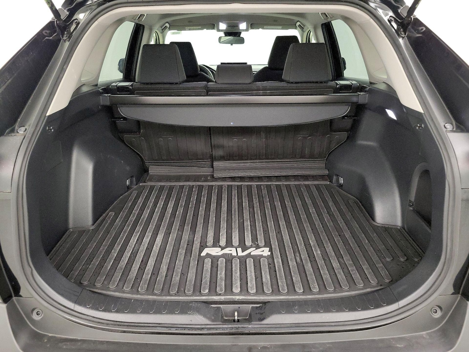 2025 Toyota RAV4 LE - Photo 21