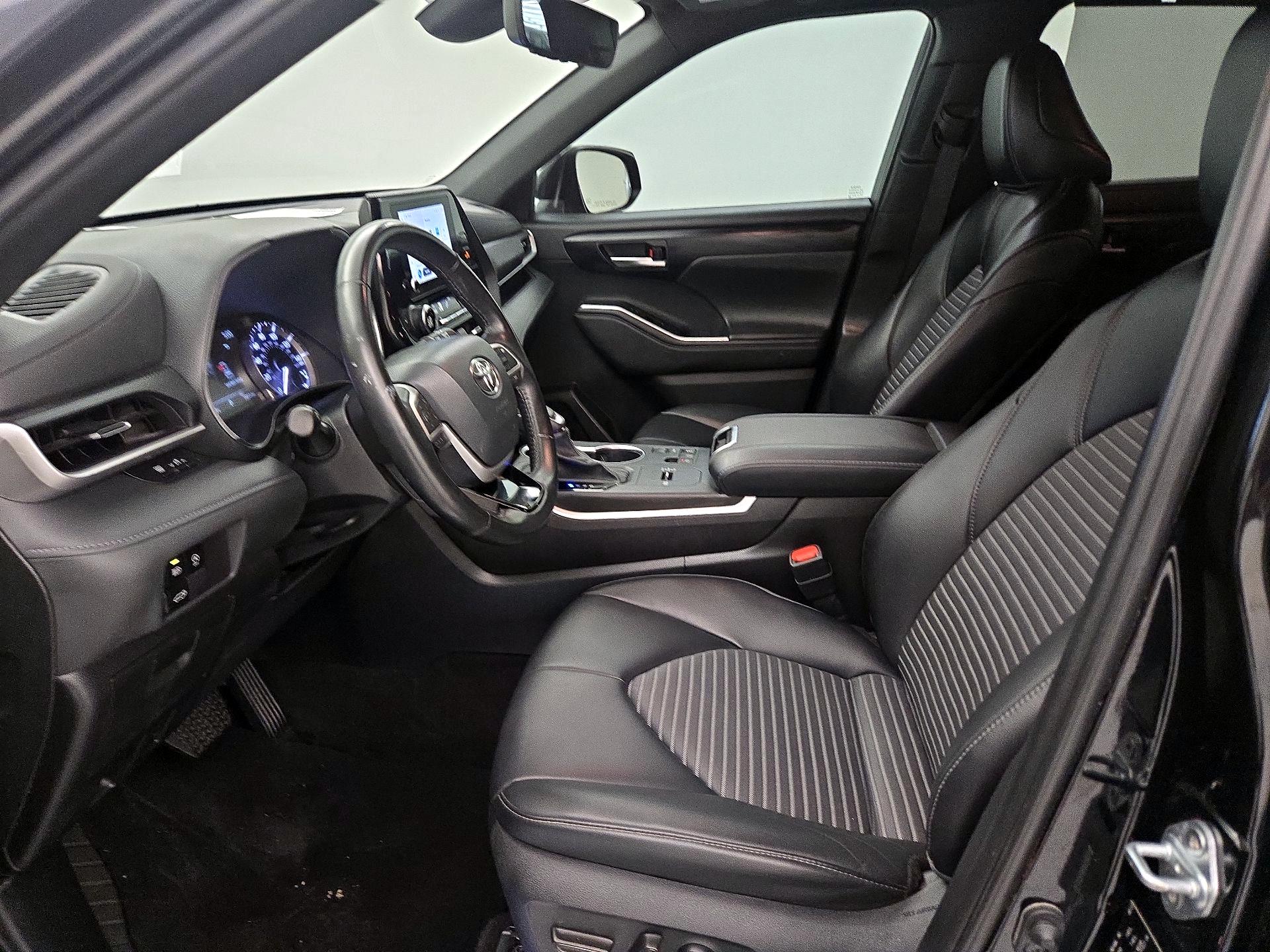 Thumbnail: 2023 Toyota Highlander - 11