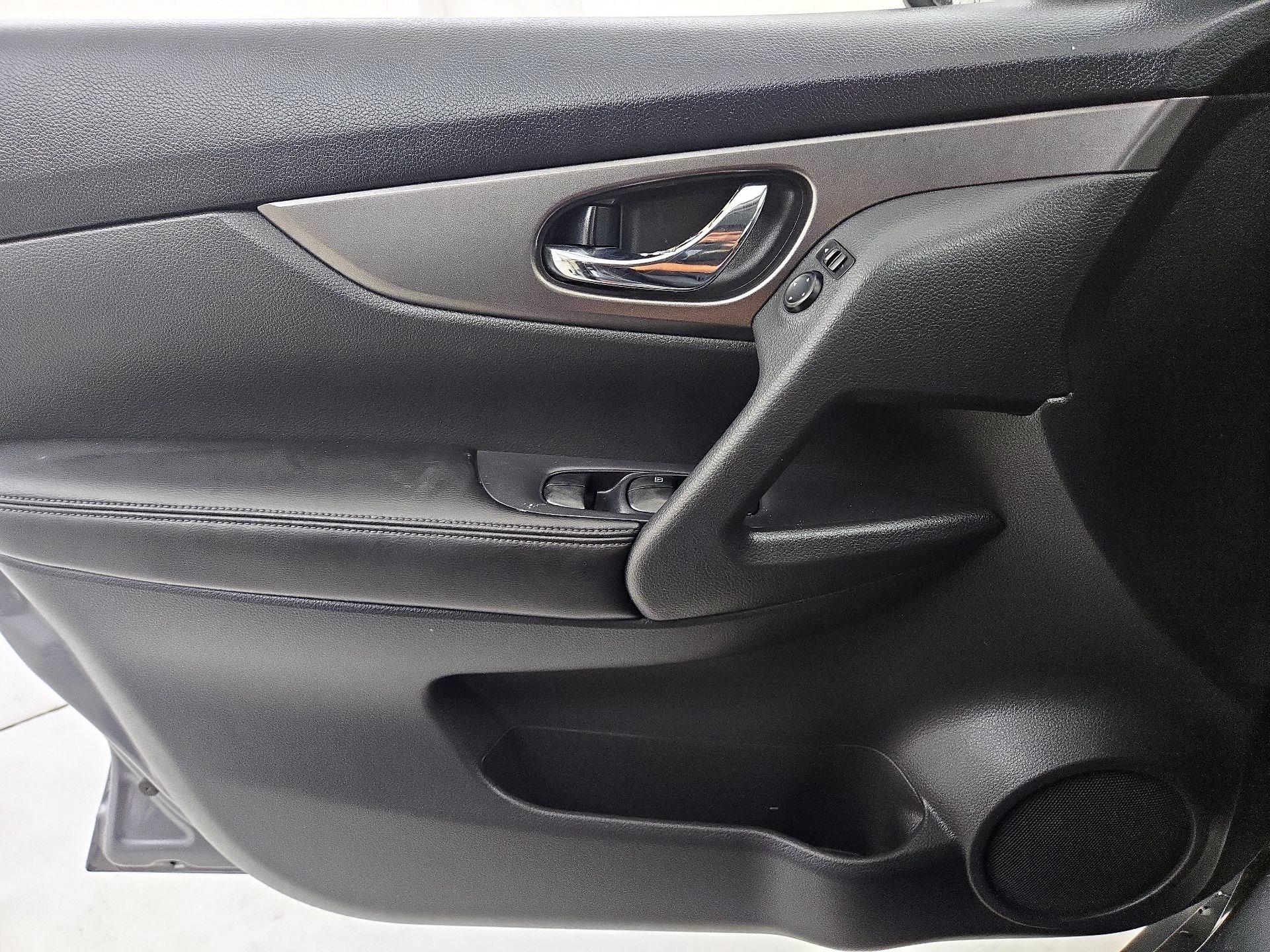 Thumbnail: 2015 Nissan Rogue - 12