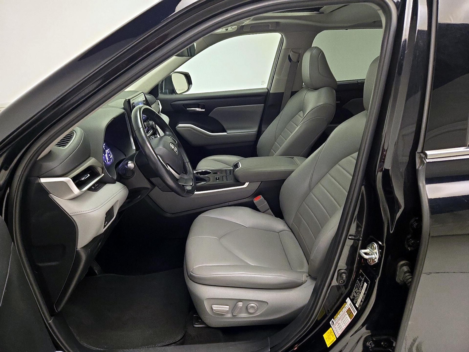 2022 Toyota Highlander XLE - Photo 12