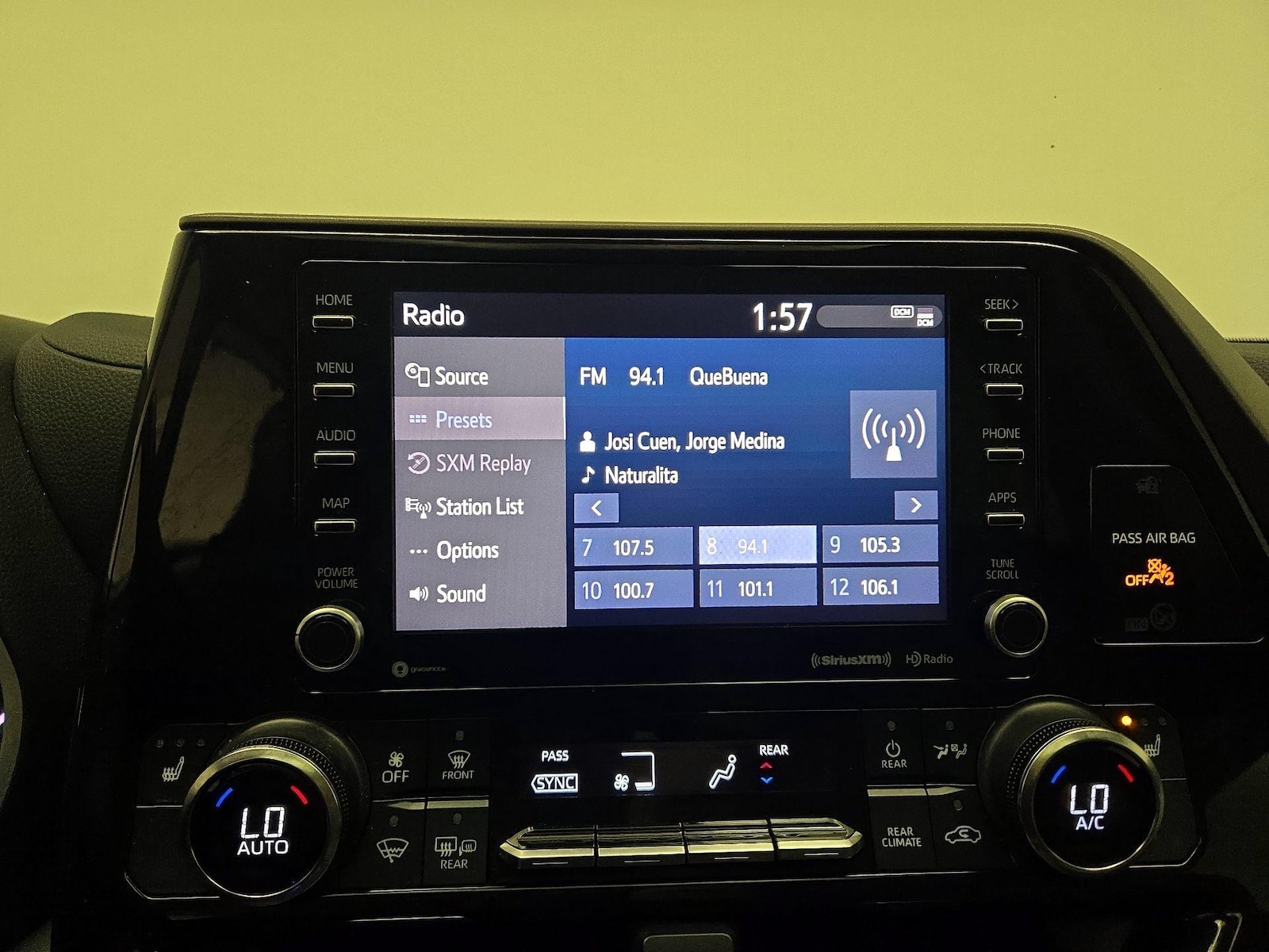 2022 Toyota Highlander XLE - Photo 16