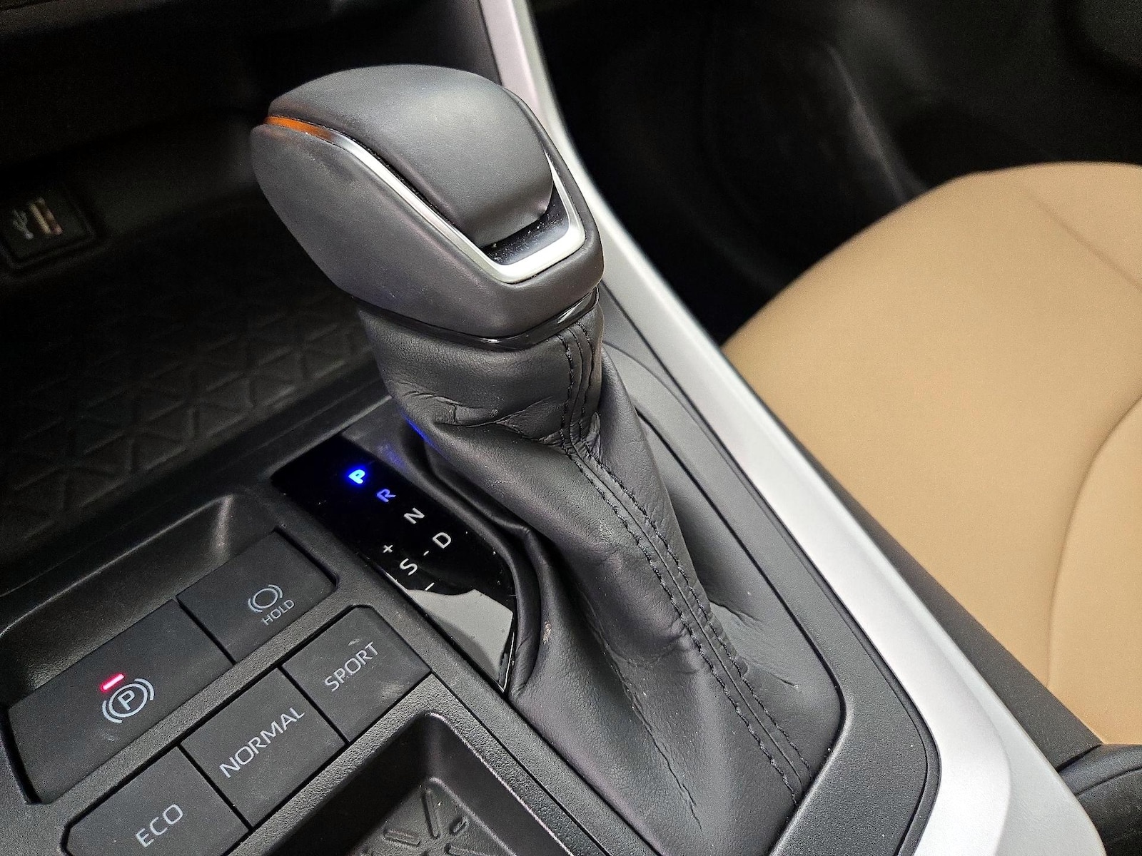 2025 Toyota RAV4 XLE Premium - Photo 19