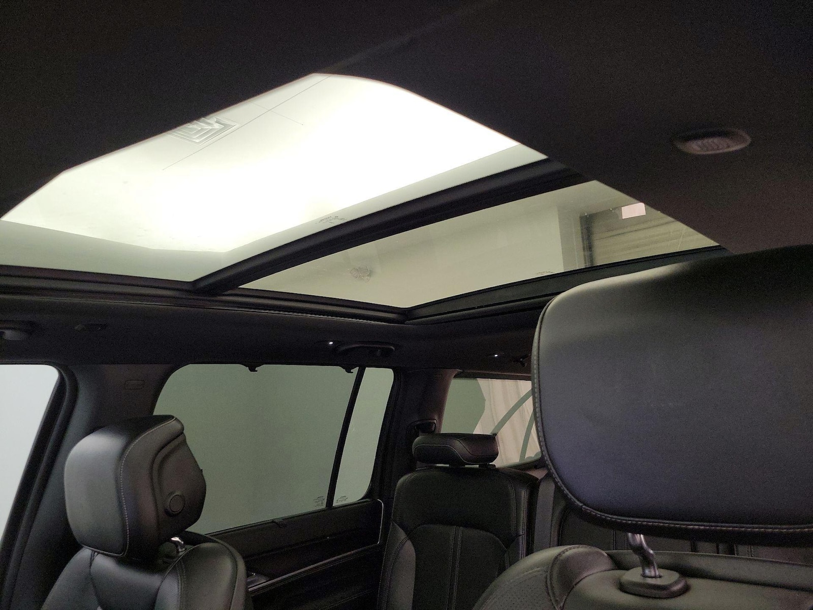 Panoramic Sunroof & Skylight(s)