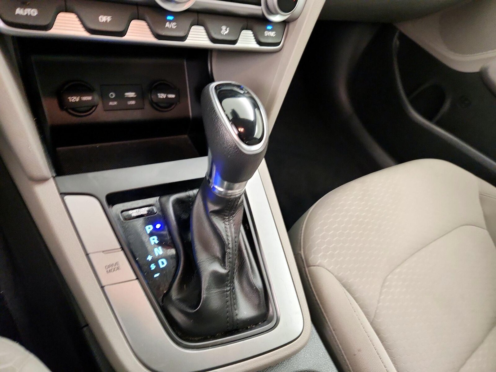 2020 Hyundai Elantra SE - Photo 18