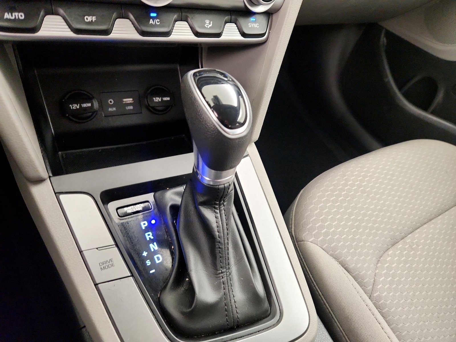 2020 Hyundai Elantra SE - Photo 18