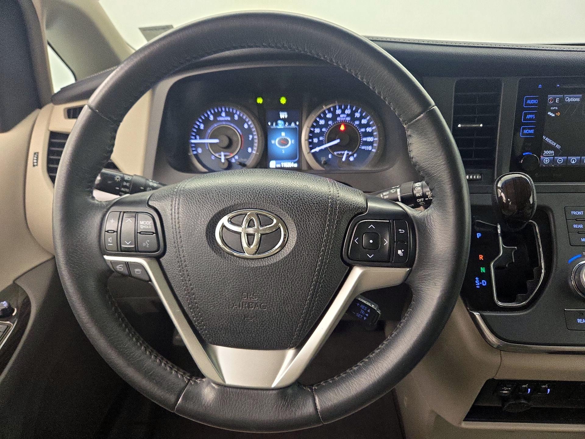 Thumbnail: 2016 Toyota Sienna - 10
