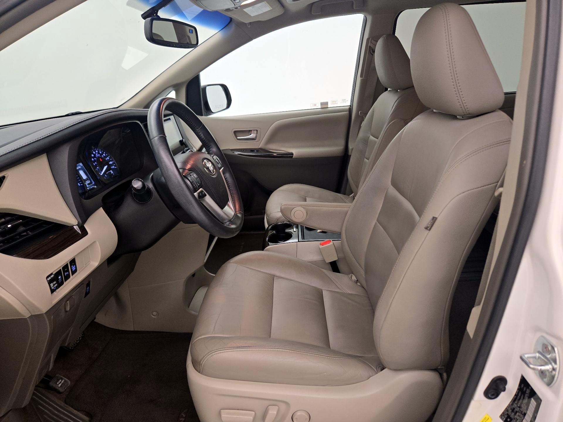 Thumbnail: 2016 Toyota Sienna - 11