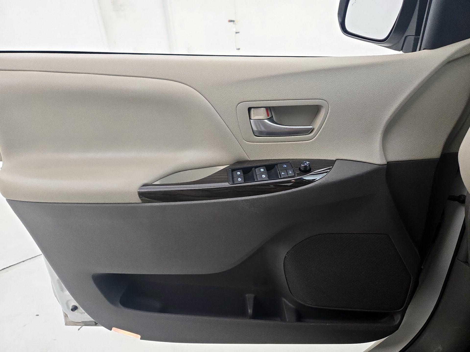 Thumbnail: 2016 Toyota Sienna - 12