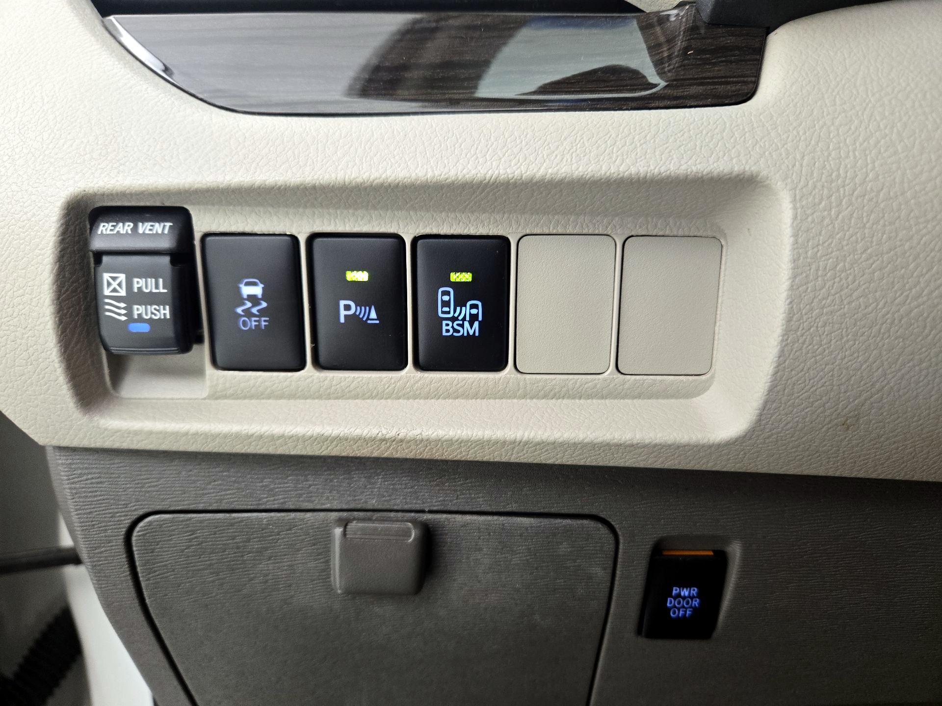 Thumbnail: 2016 Toyota Sienna - 13