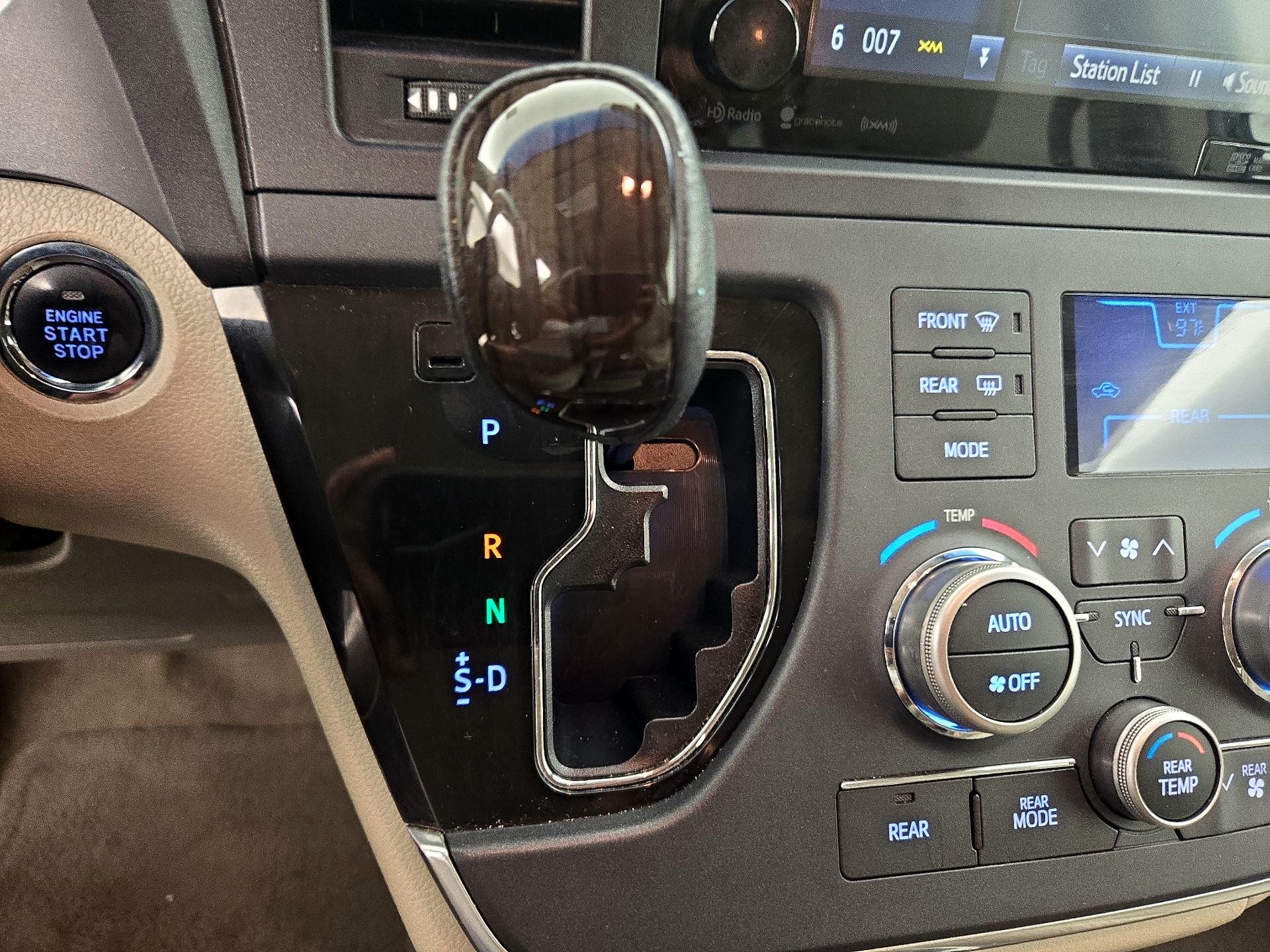 Thumbnail: 2016 Toyota Sienna - 18