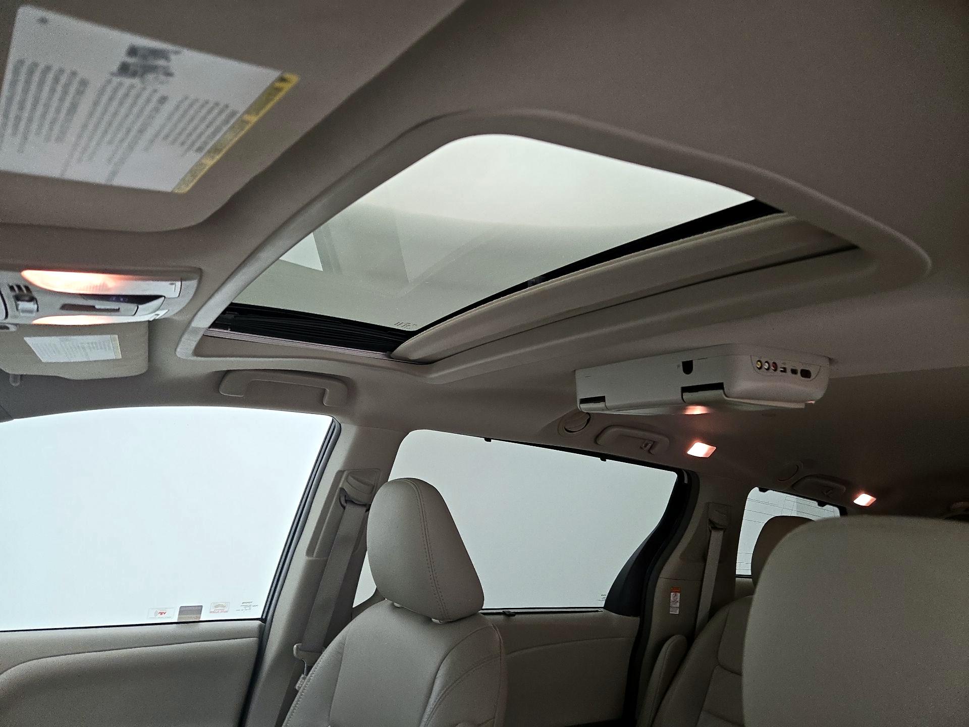 Thumbnail: 2016 Toyota Sienna - 20