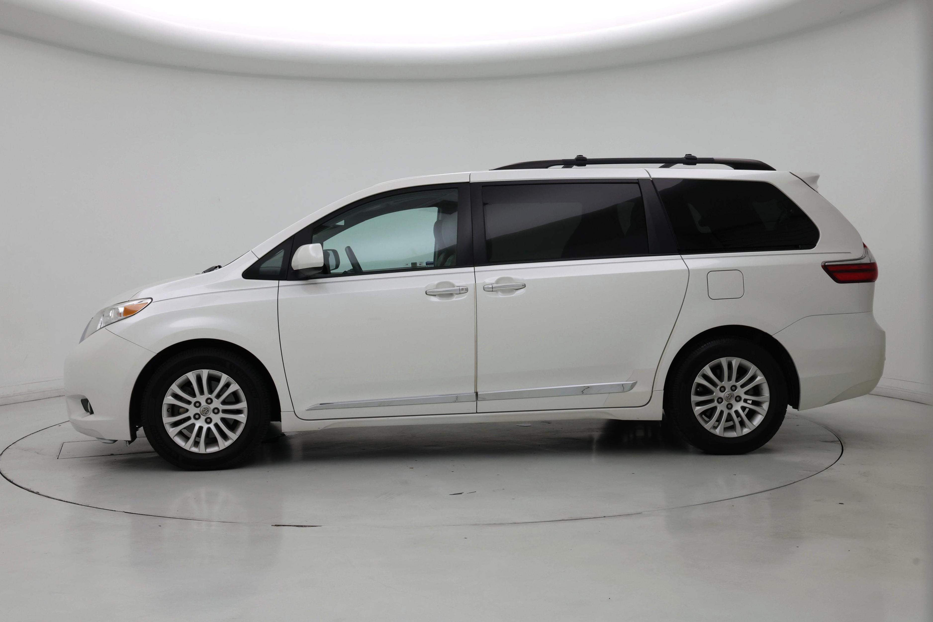 Thumbnail: 2016 Toyota Sienna - 3
