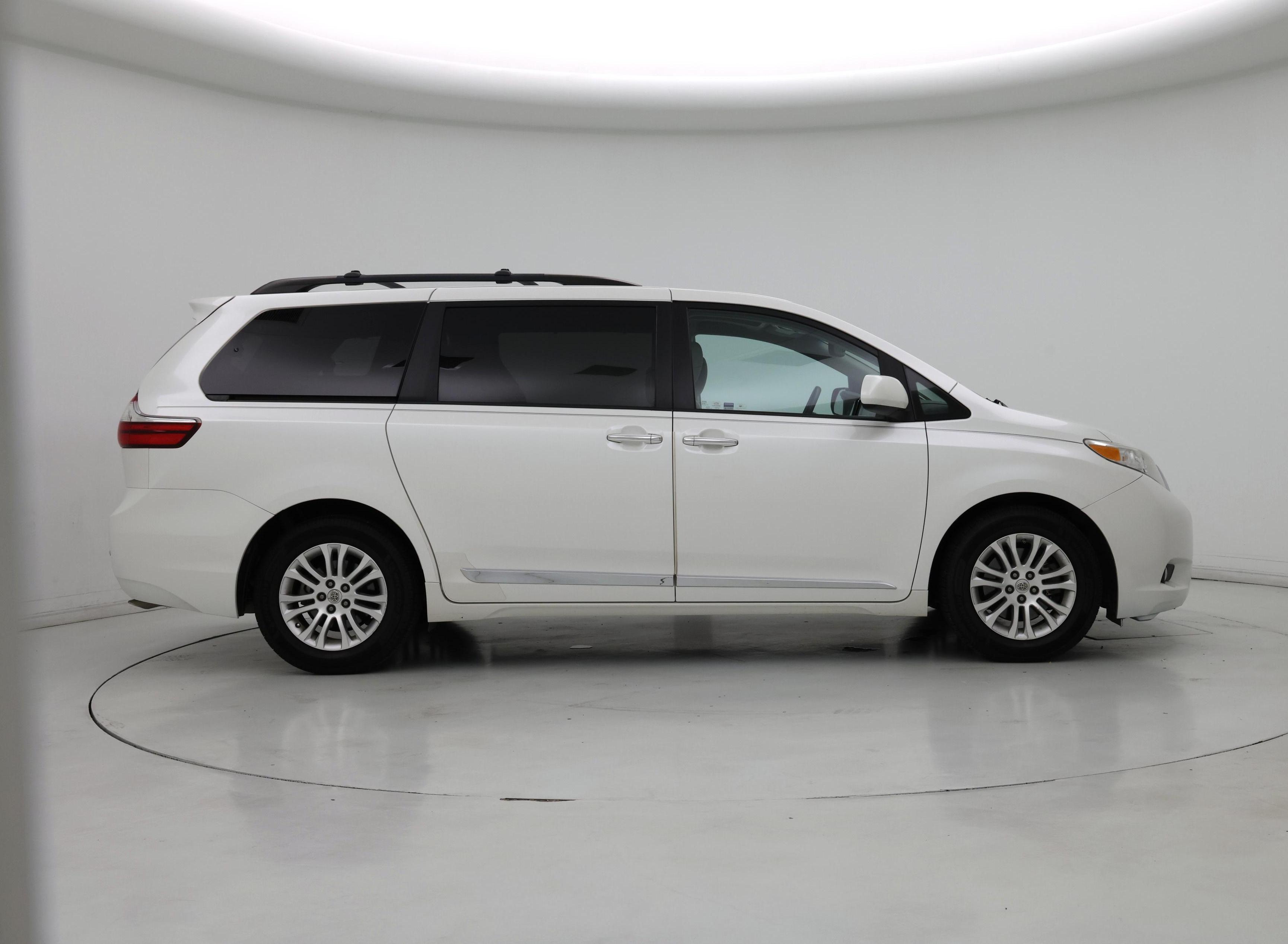 Thumbnail: 2016 Toyota Sienna - 7