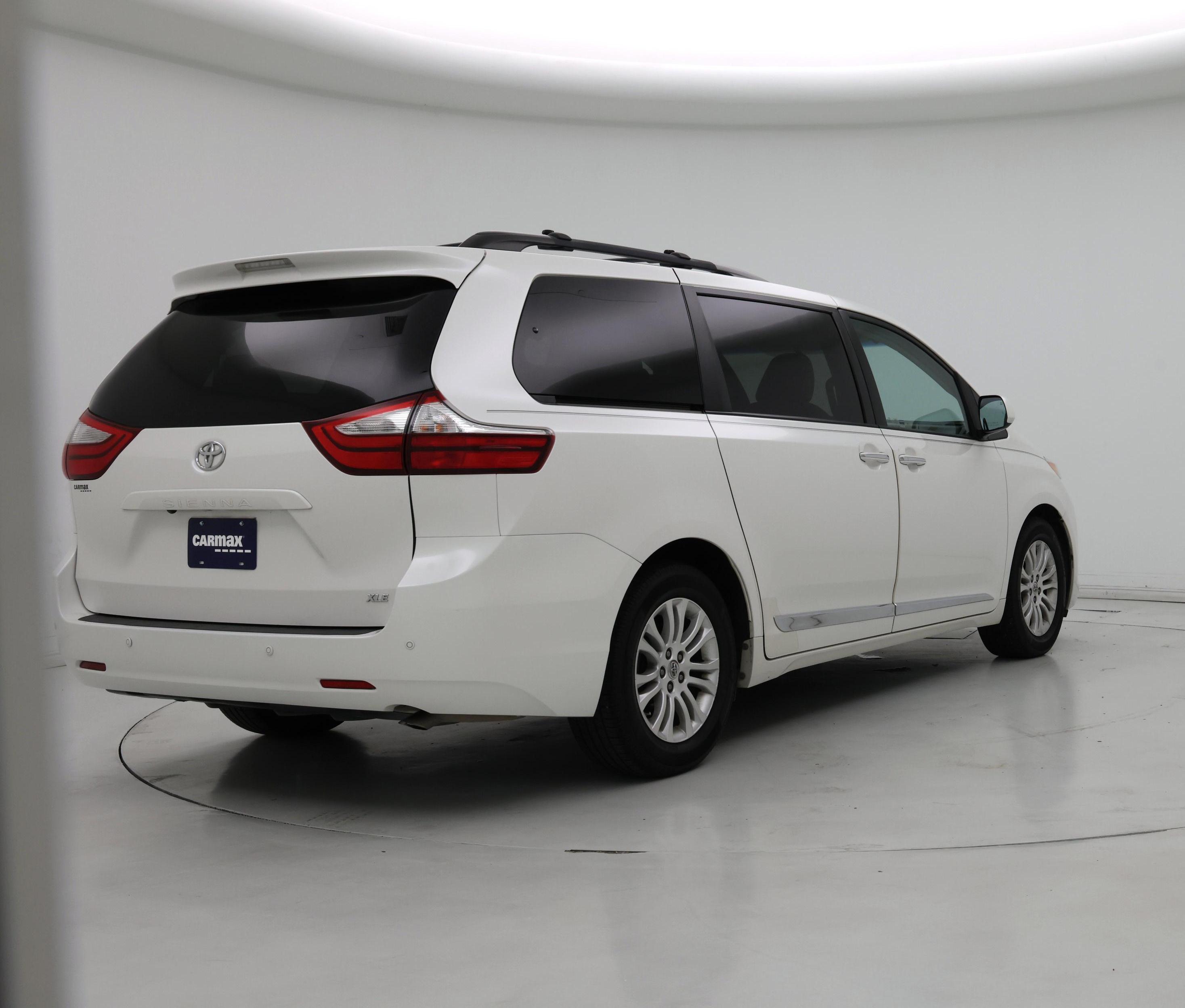 Thumbnail: 2016 Toyota Sienna - 8
