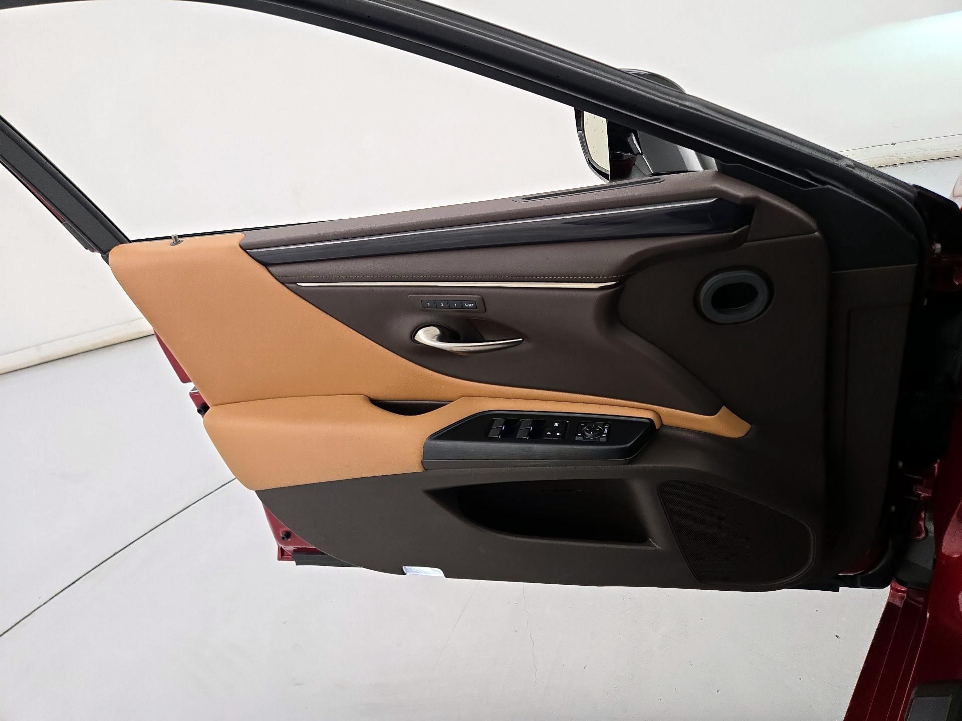 Thumbnail: 2020 Lexus ES - 12