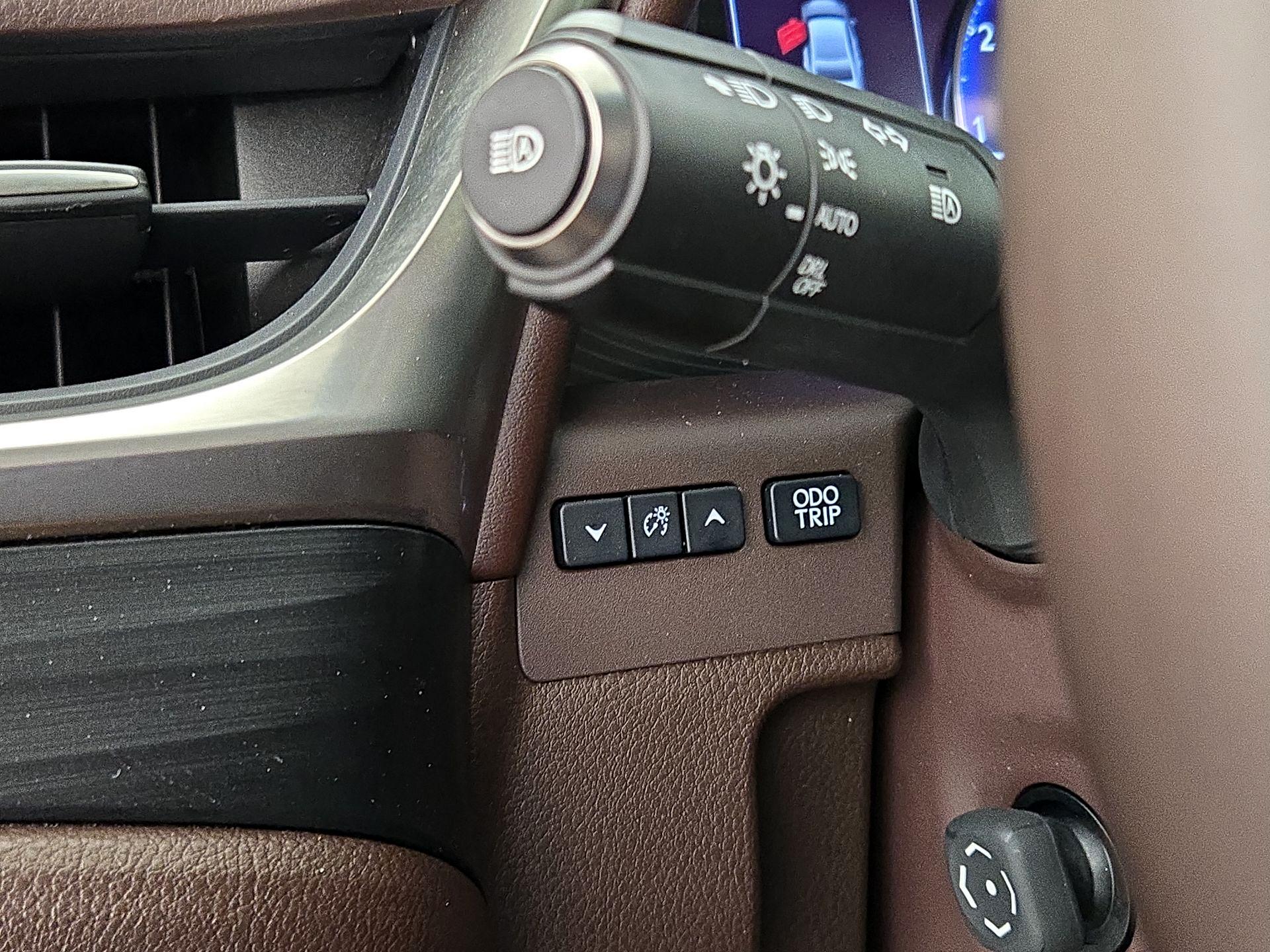 Thumbnail: 2020 Lexus ES - 13