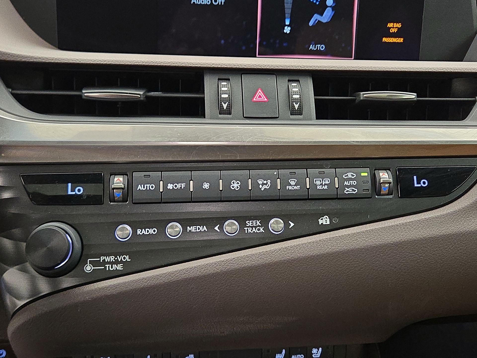 Thumbnail: 2020 Lexus ES - 16