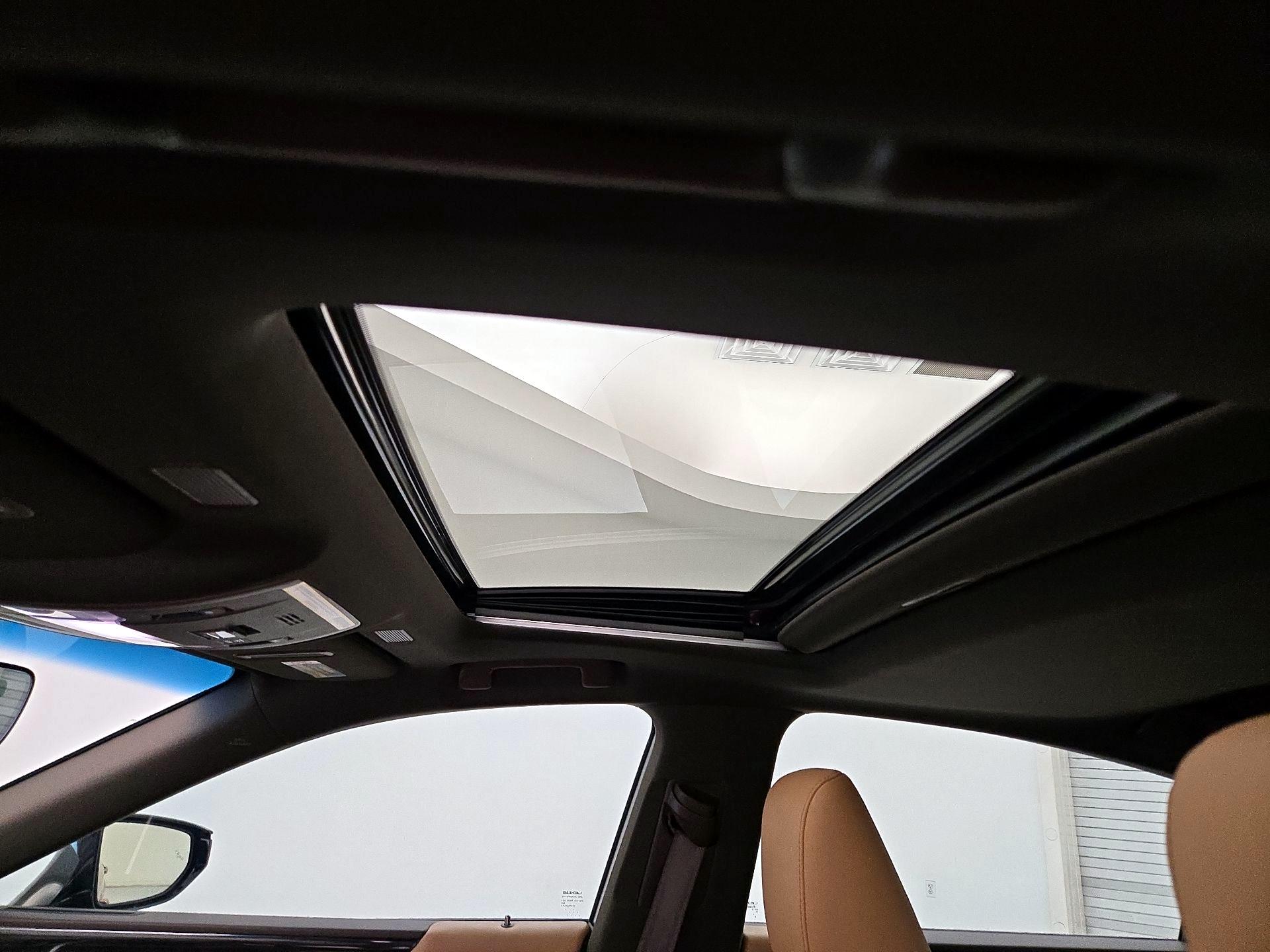 Thumbnail: 2020 Lexus ES - 19