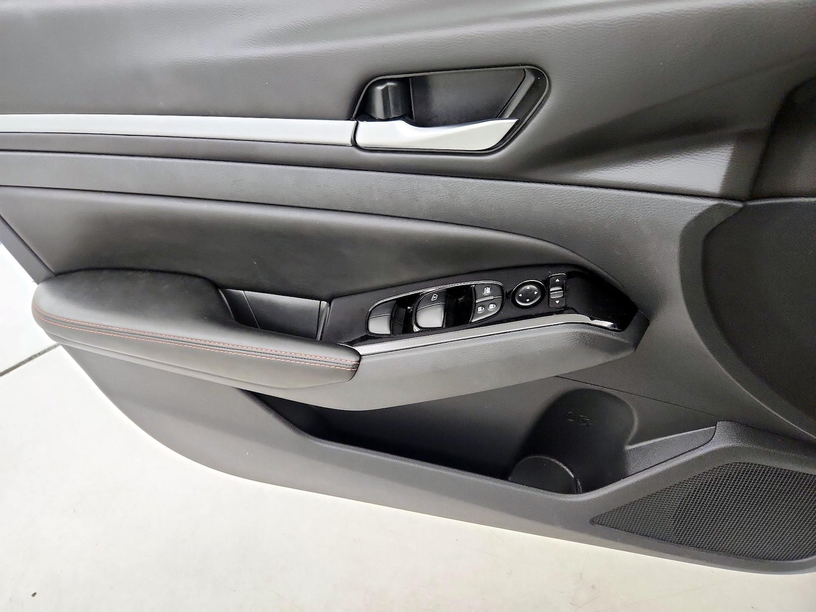 2025 Nissan Altima SR - Photo 13