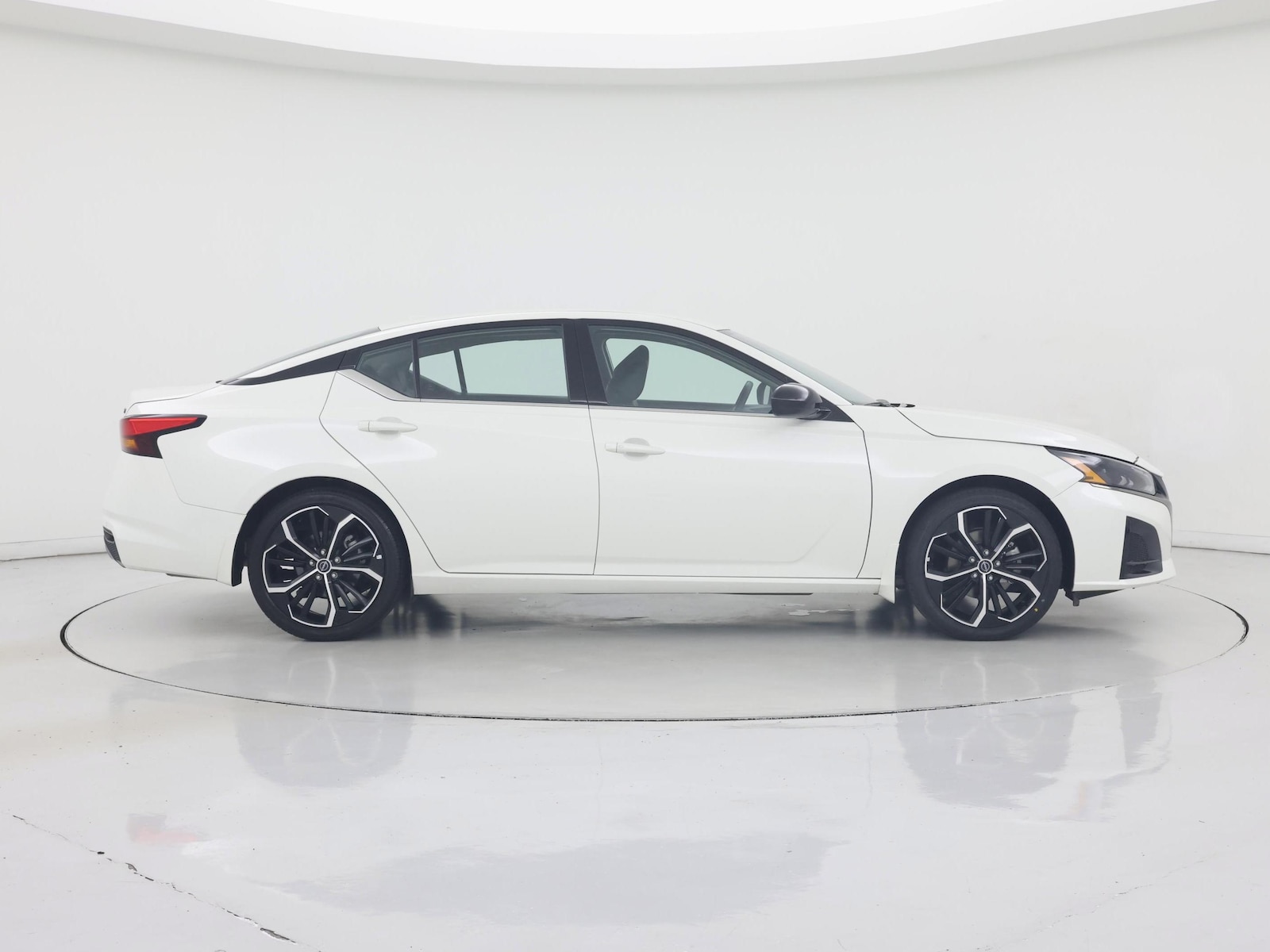 2025 Nissan Altima SR - Photo 8