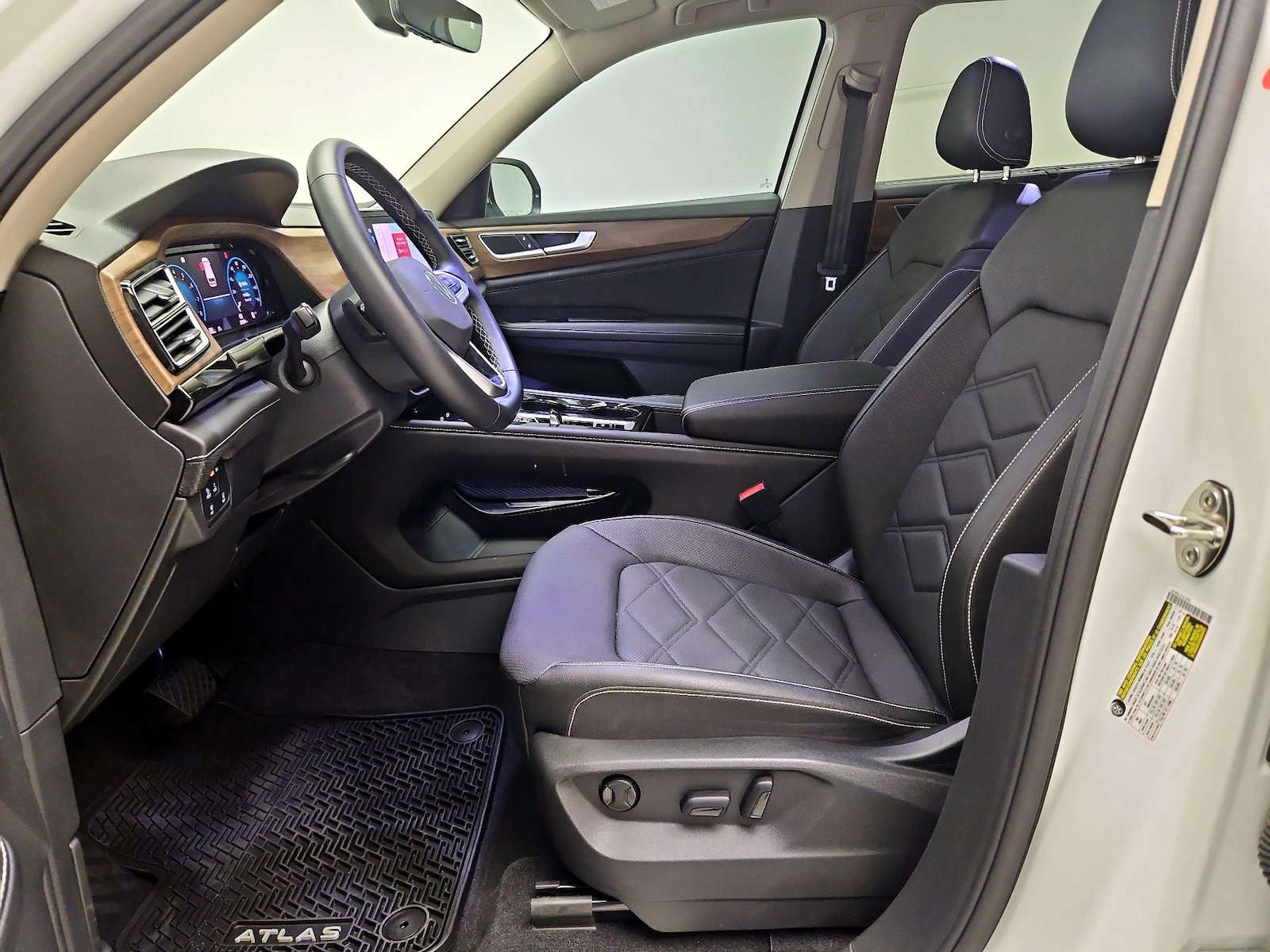 2025 Volkswagen Atlas SE w/Tech - Photo 12