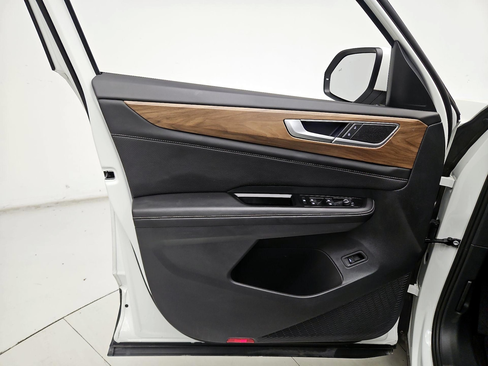 2025 Volkswagen Atlas SE w/Tech - Photo 13