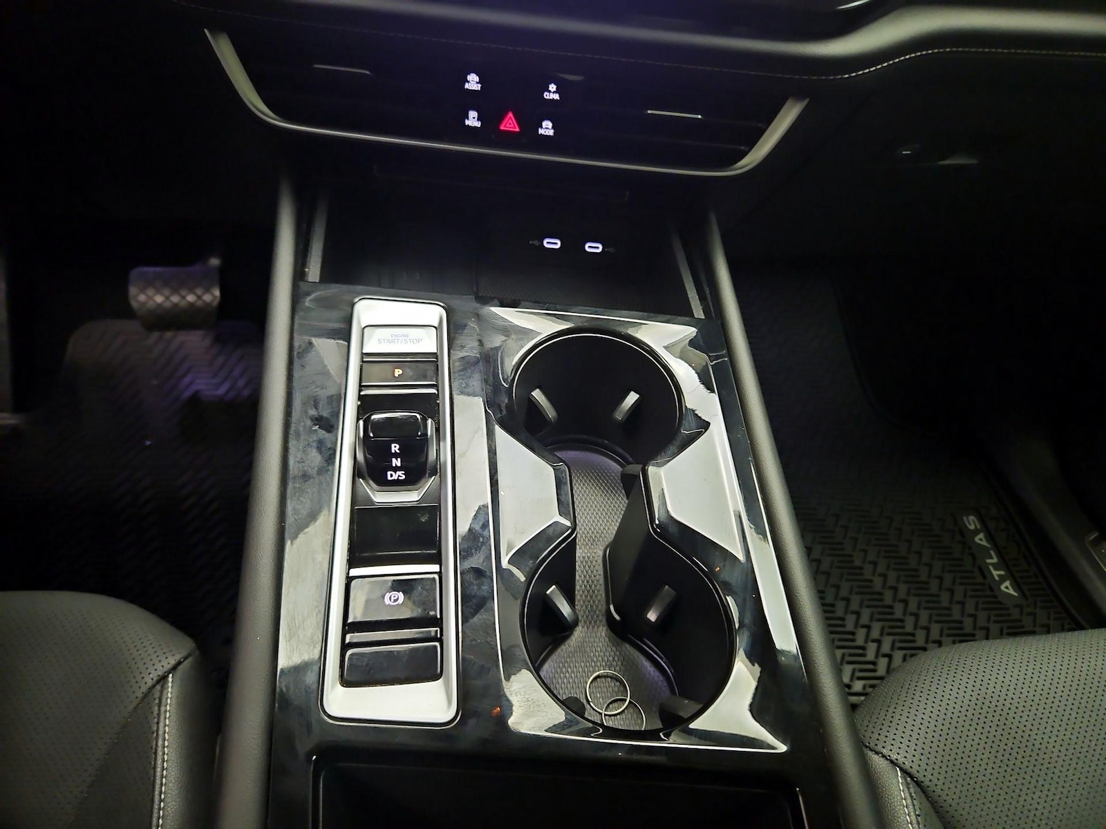 2025 Volkswagen Atlas SE w/Tech - Photo 17