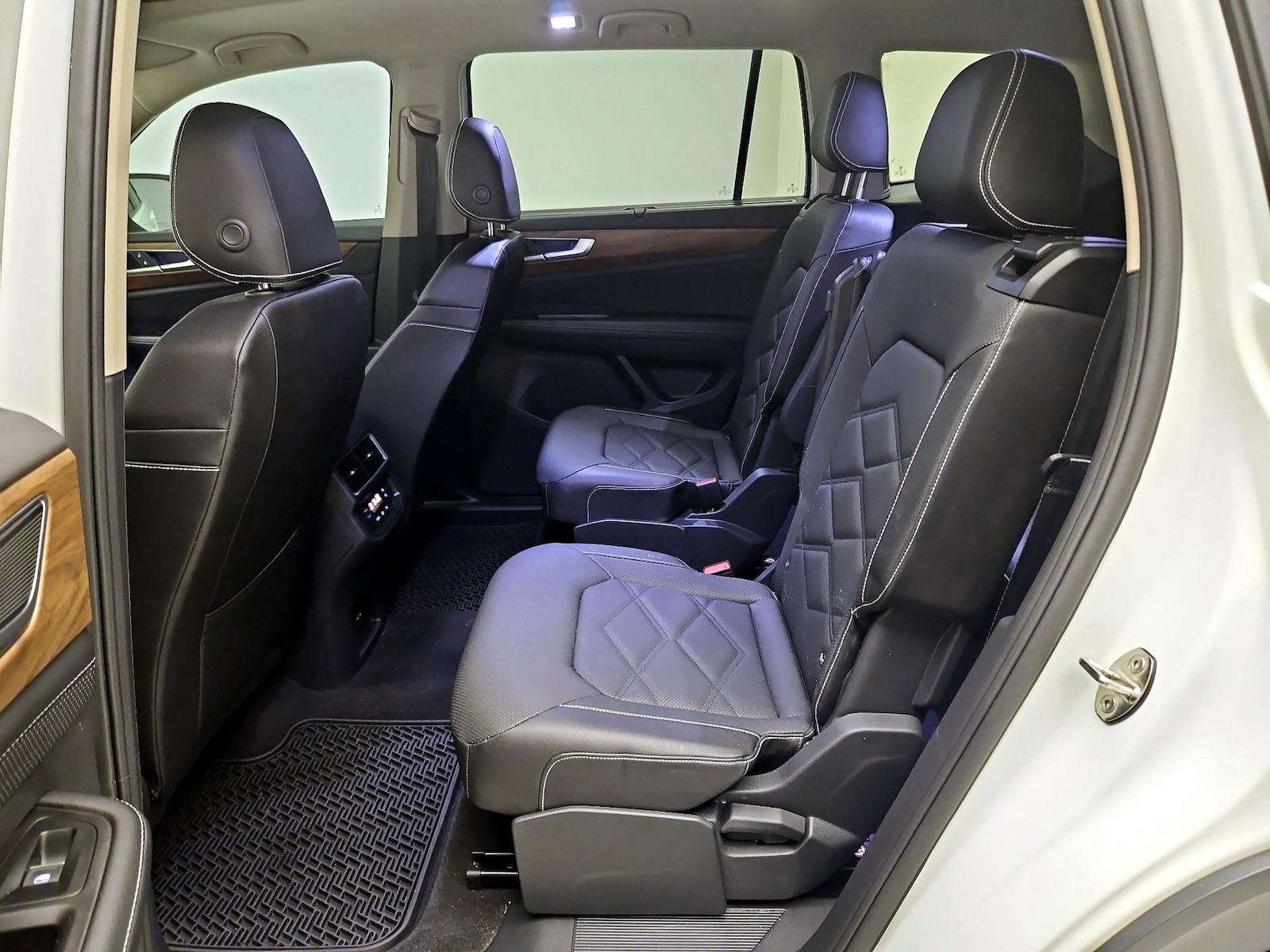 2025 Volkswagen Atlas SE w/Tech - Photo 18
