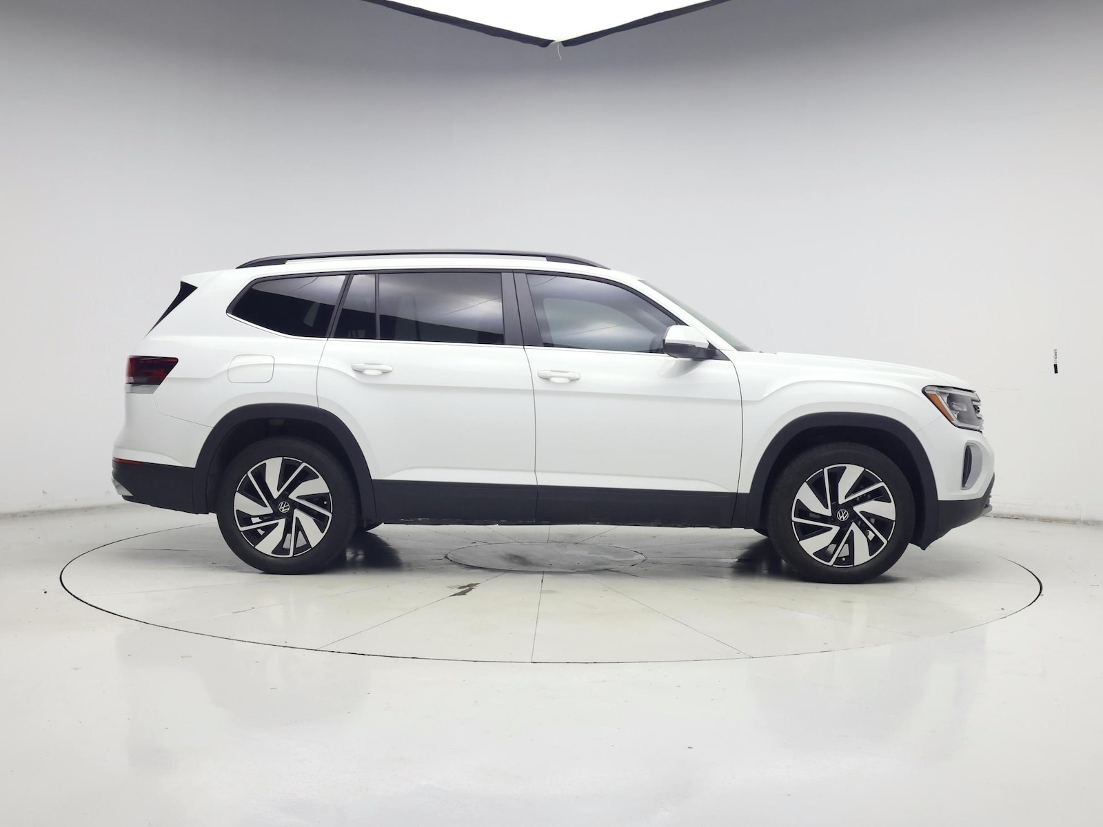 2025 Volkswagen Atlas SE w/Tech - Photo 8