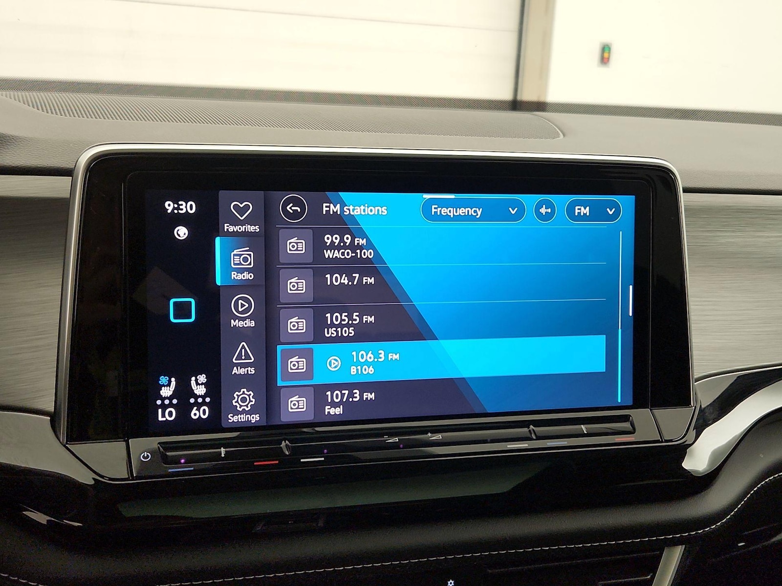 2025 Volkswagen Atlas Cross Sport SE w/Tech - Photo 16