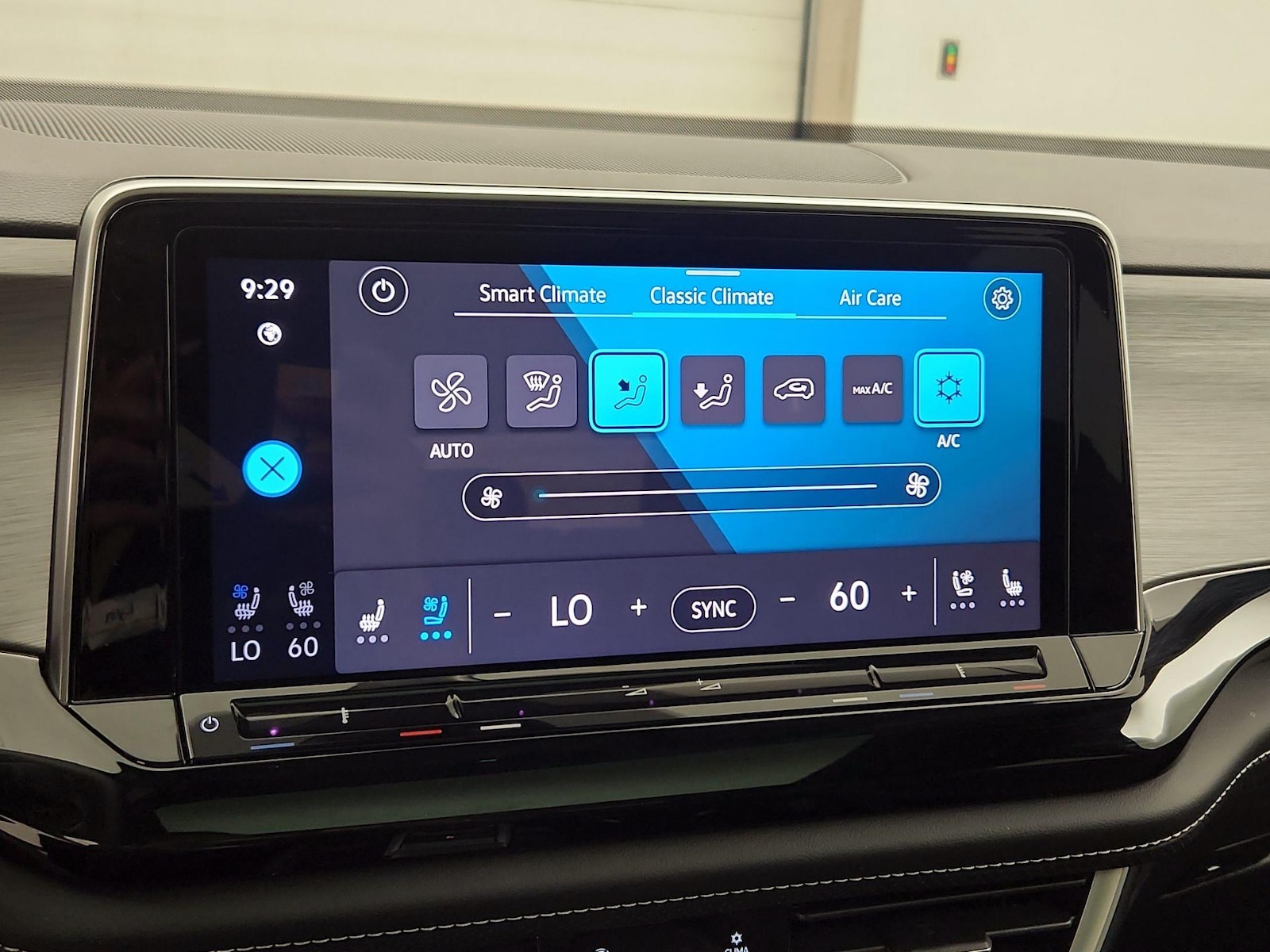 2025 Volkswagen Atlas Cross Sport SE w/Tech - Photo 17