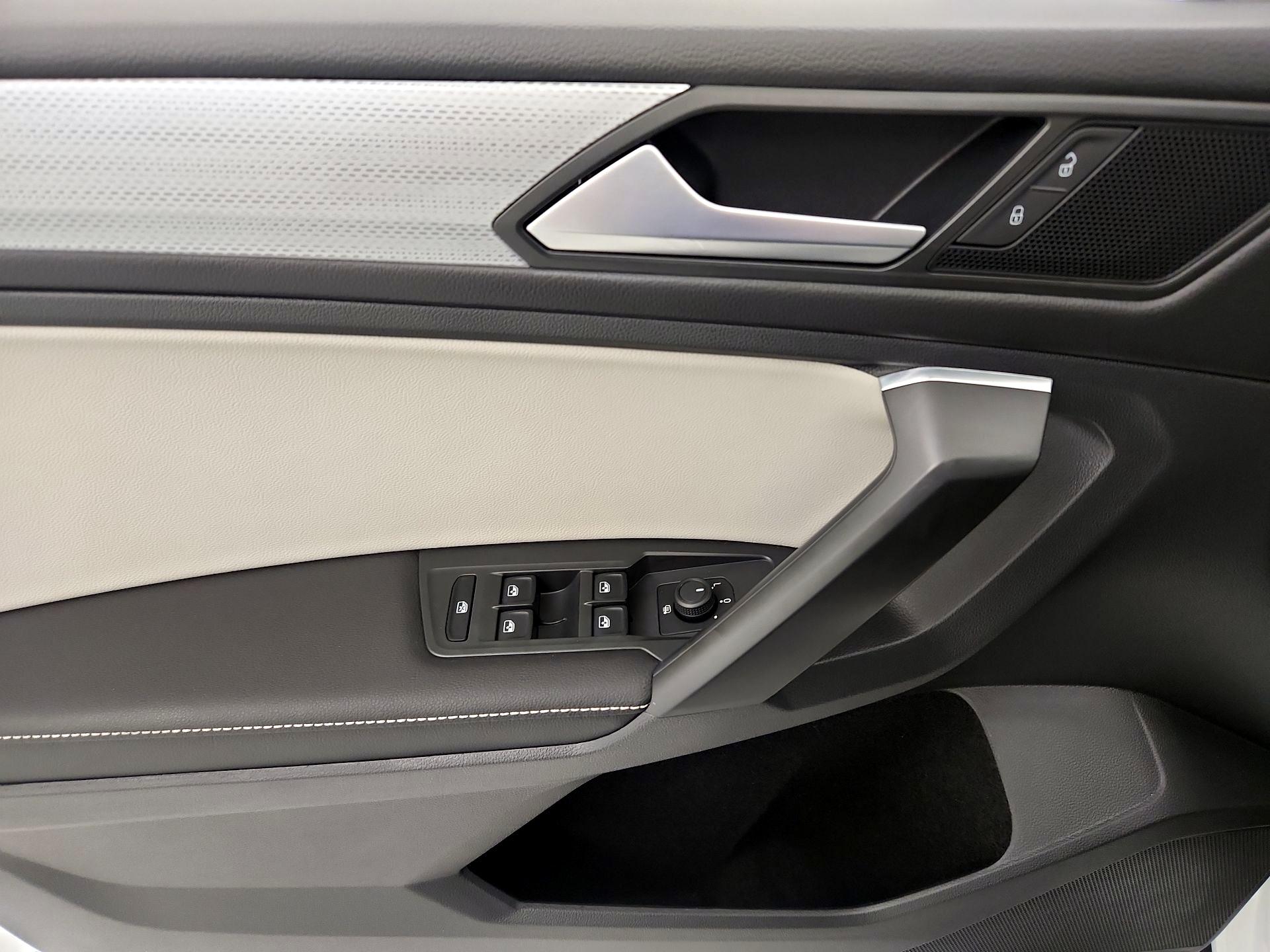 Thumbnail: 2023 Volkswagen Tiguan - 12