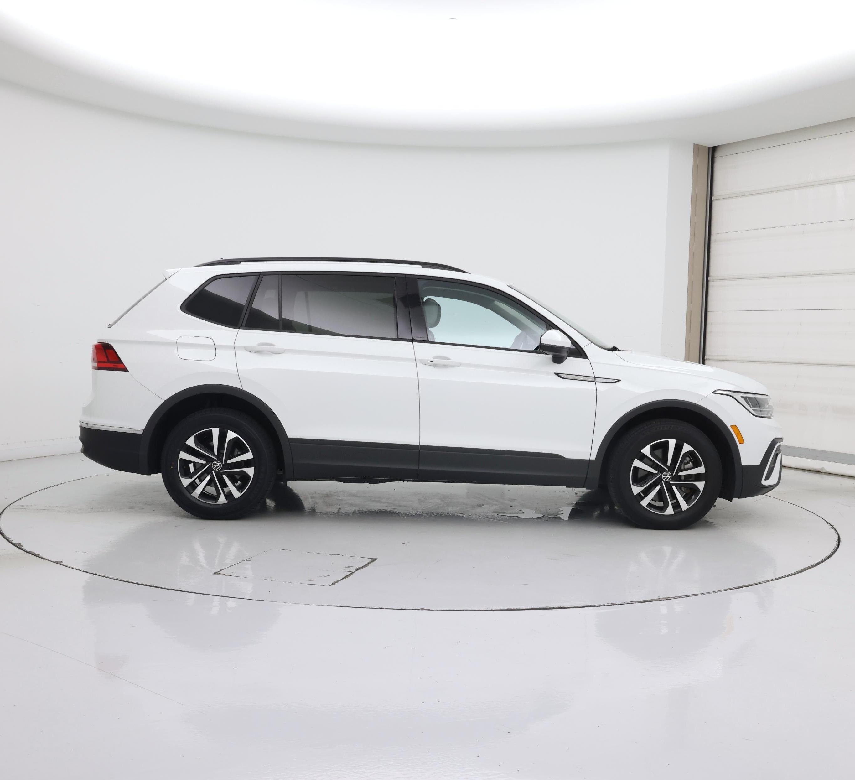 Thumbnail: 2023 Volkswagen Tiguan - 7