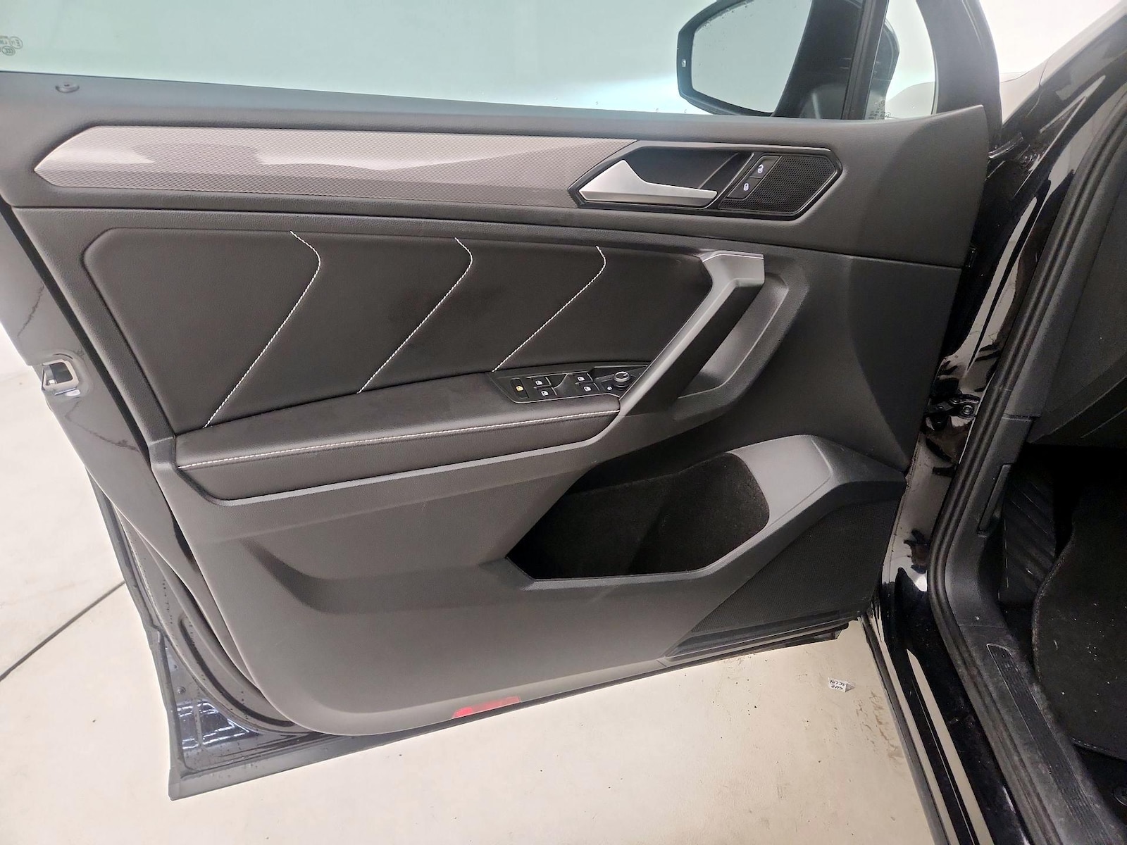 2023 Volkswagen Tiguan SE - Photo 13