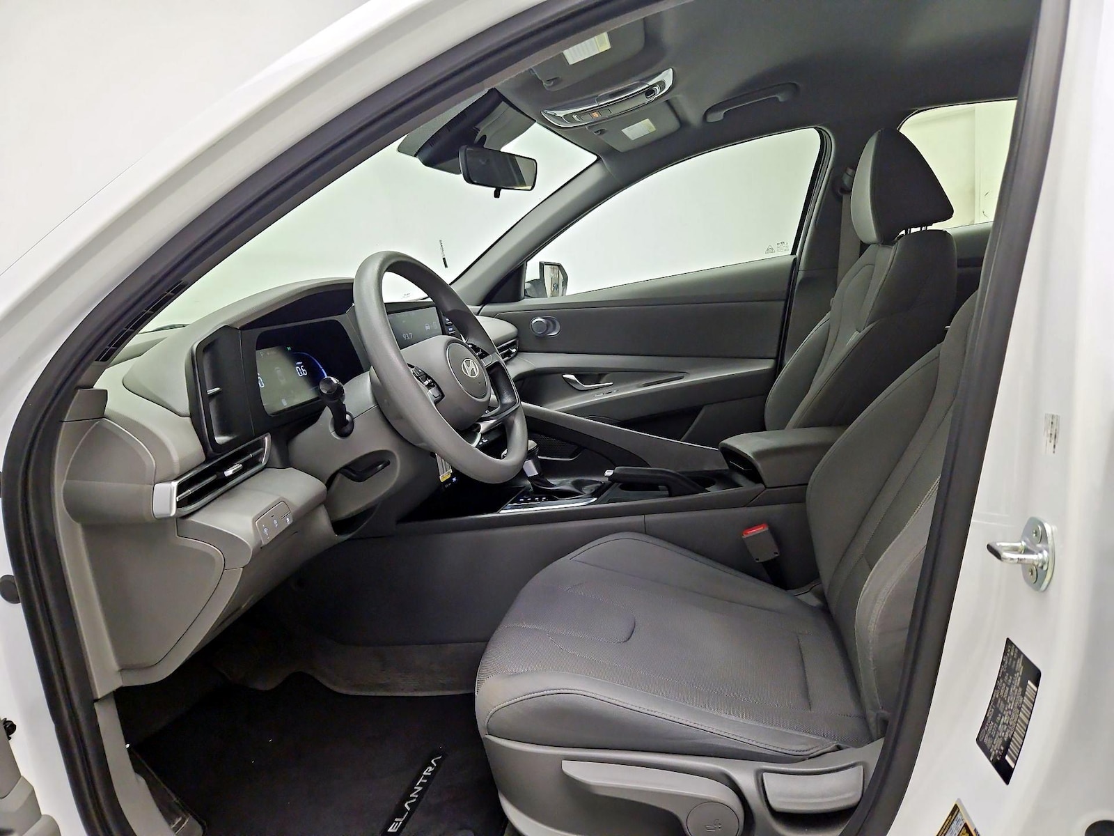 2025 Hyundai Elantra SE - Photo 12