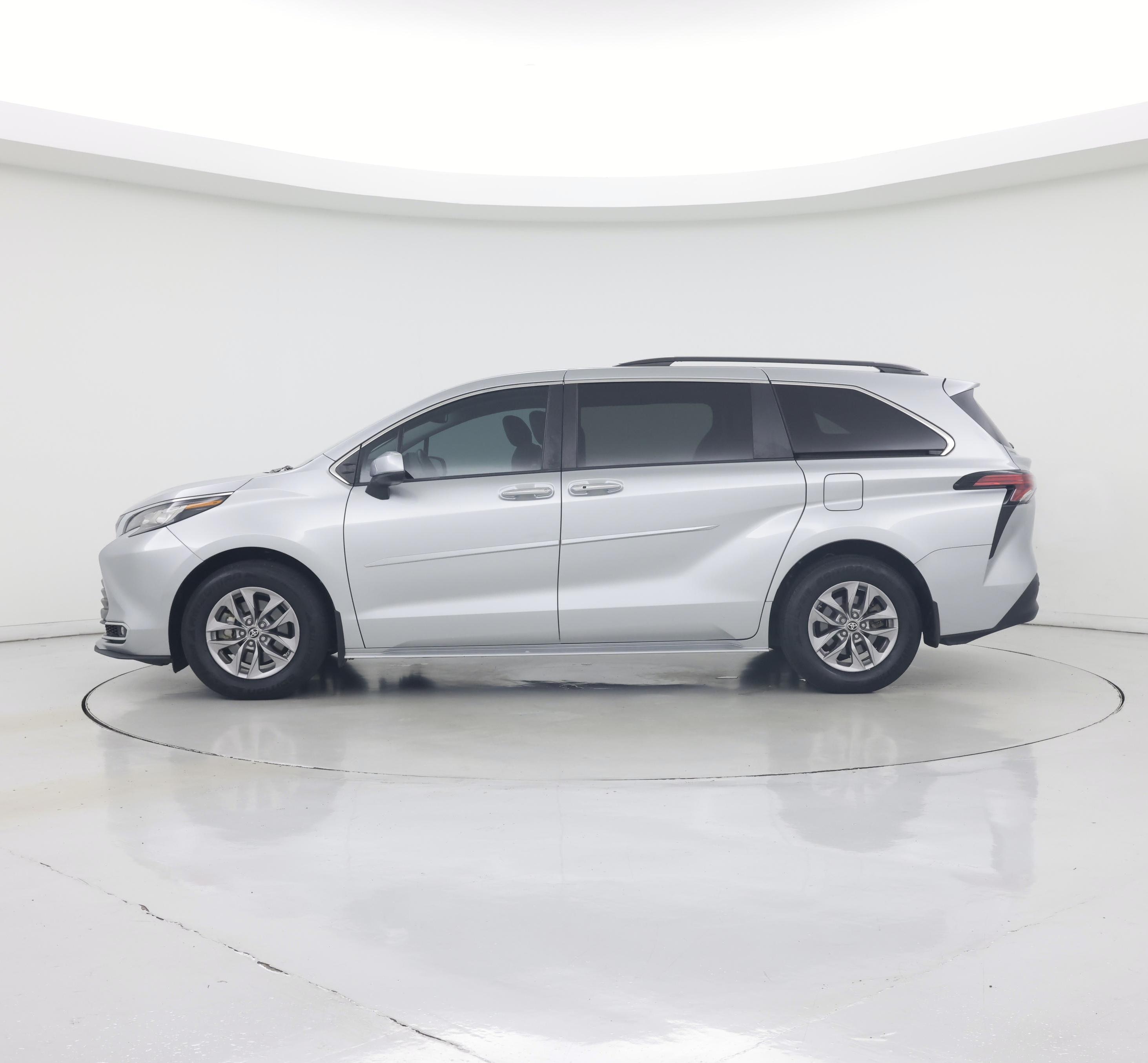 Thumbnail: 2022 Toyota Sienna - 3