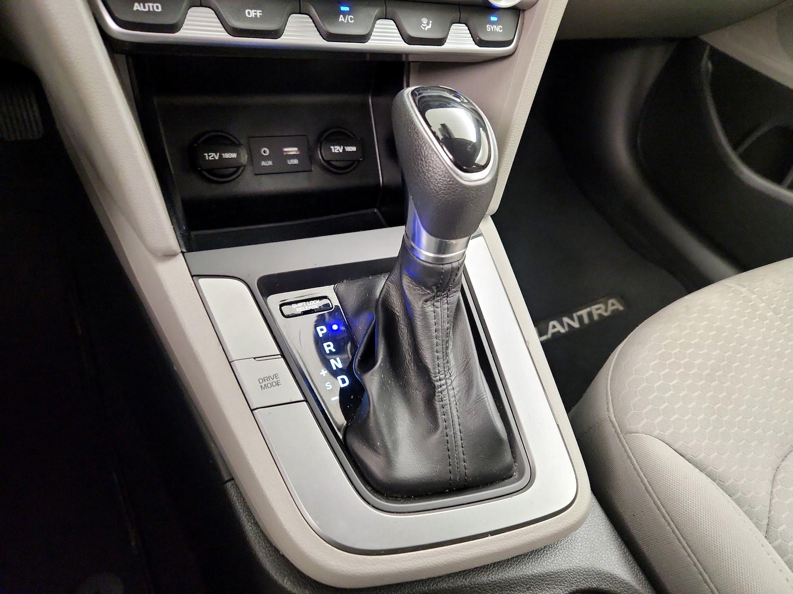 2020 Hyundai Elantra SE - Photo 18