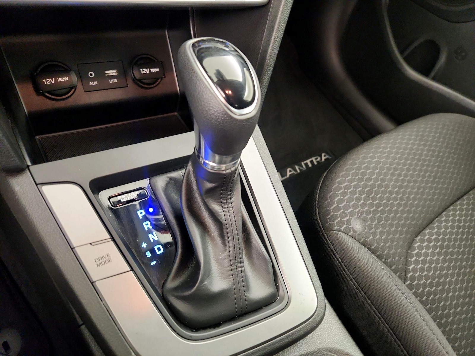 2020 Hyundai Elantra SE - Photo 18