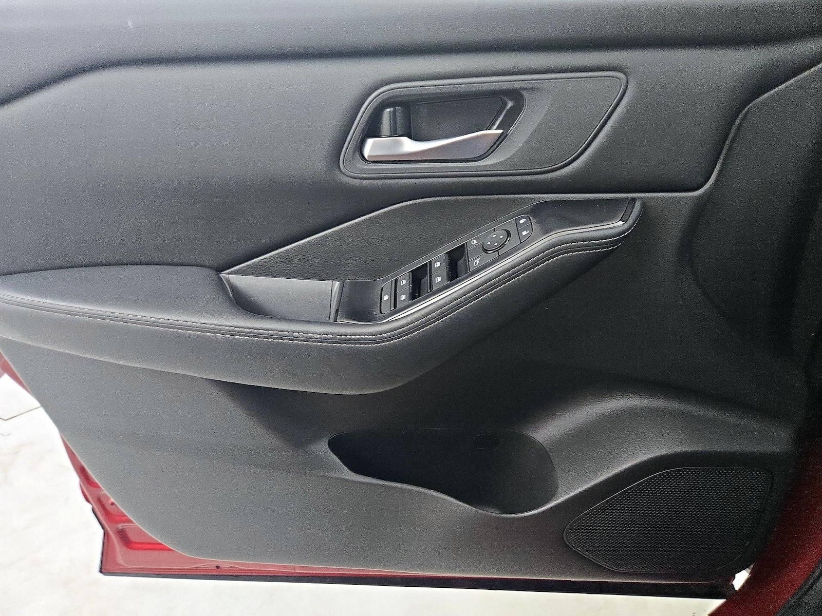 2025 Nissan Rogue SV - Photo 13