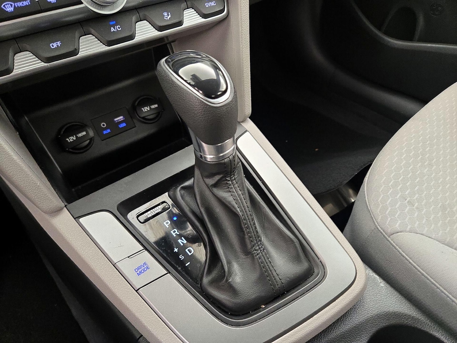 2020 Hyundai Elantra SE - Photo 18