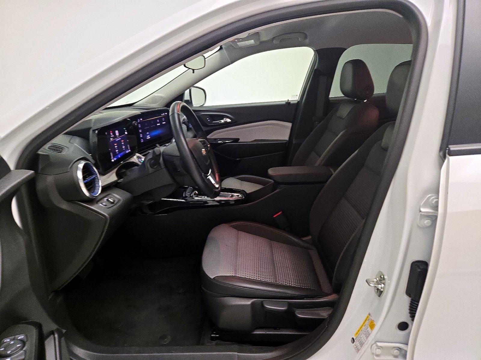 2025 Chevrolet Trax LT - Photo 12