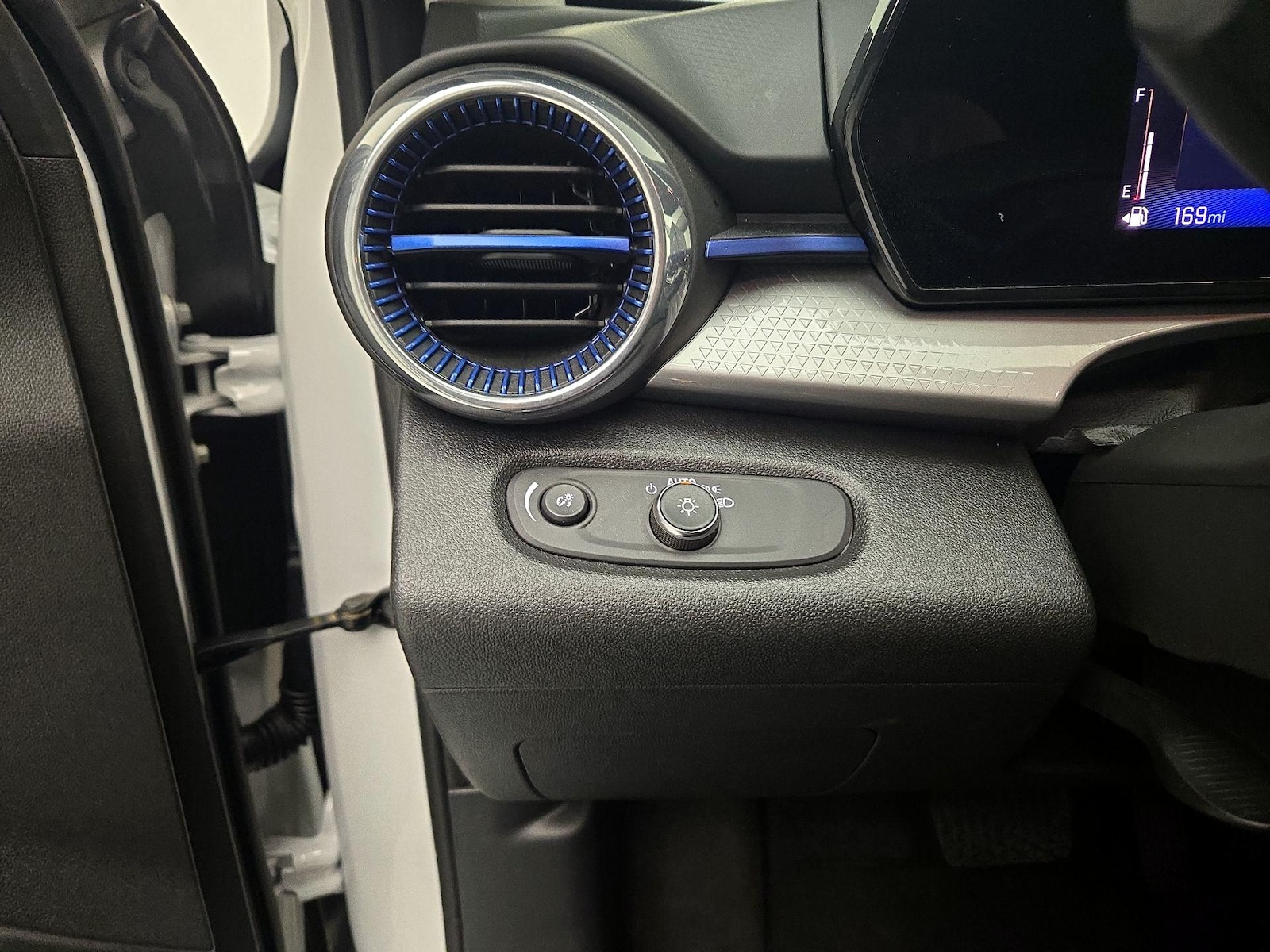 2025 Chevrolet Trax LT - Photo 14