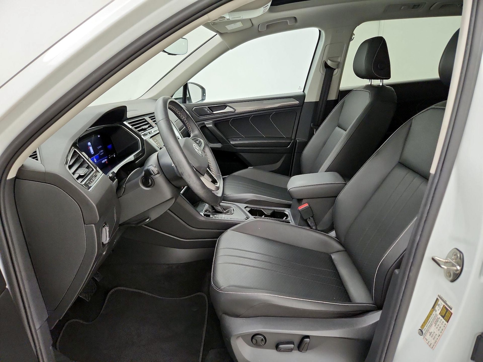 2023 Volkswagen Tiguan SE - Photo 12