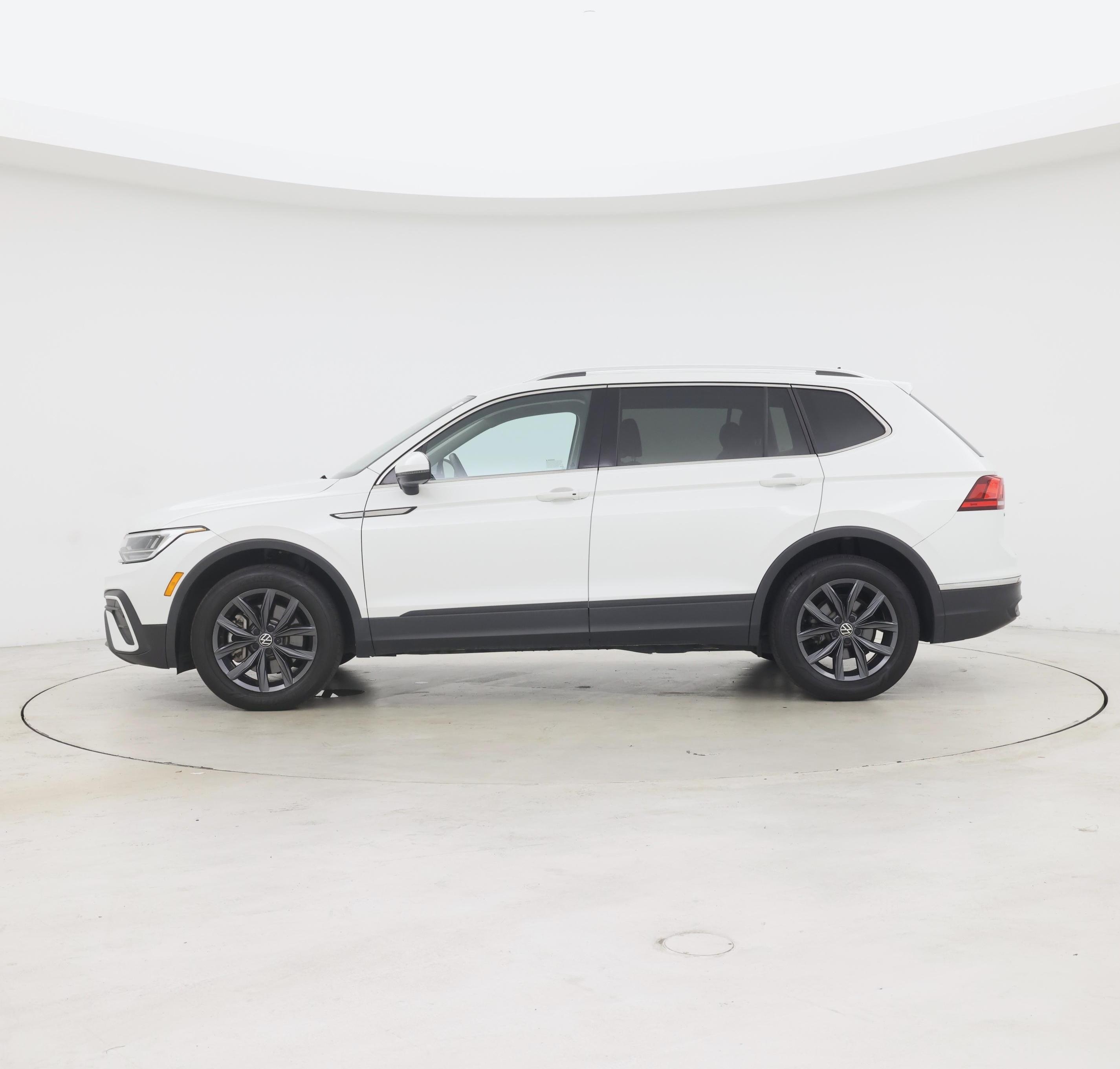 Thumbnail: 2023 Volkswagen Tiguan - 3