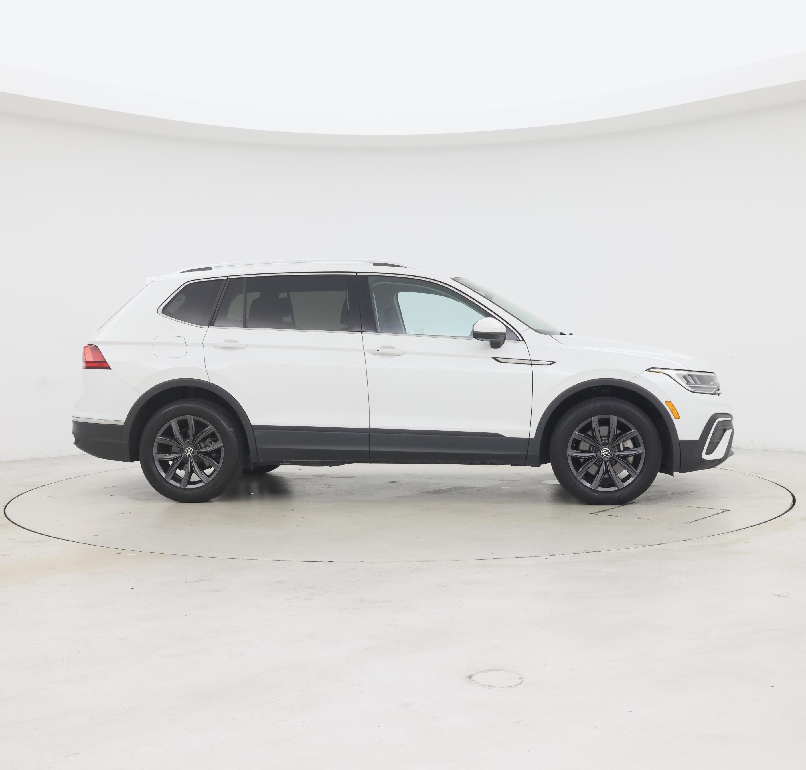 Thumbnail: 2023 Volkswagen Tiguan - 7